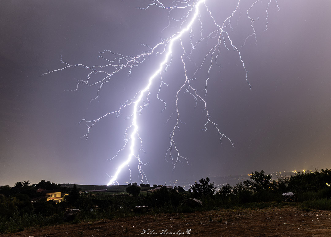 Orages en fin de soirée sur l'Isère du nord avec de nombreux impacts de foudre ramifiés, depuis Chavanay (42). - 11/07/2026 00:00 - Fabio Aqualys