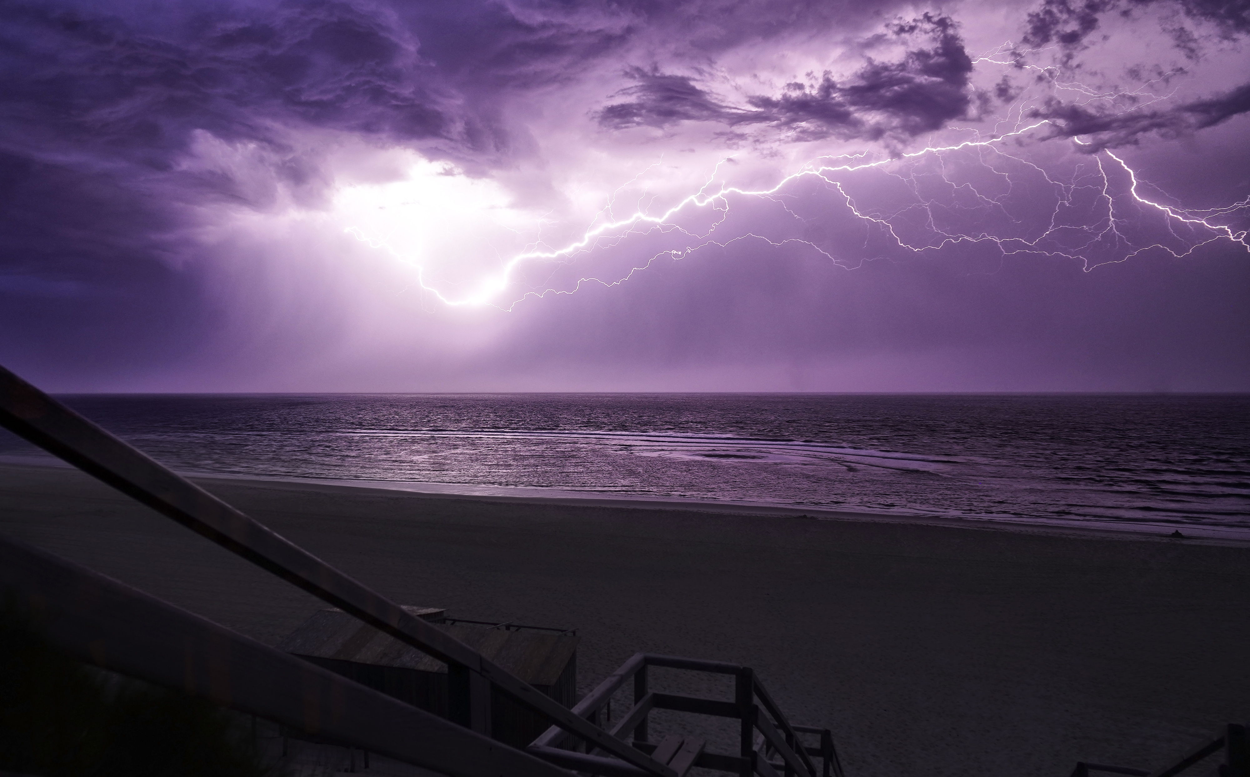 Belle formation orageuse en approche lente sur la plage Sud de Mimizan dans les Landes. - 11/06/2025 22:25 - Cédric Darrigrand