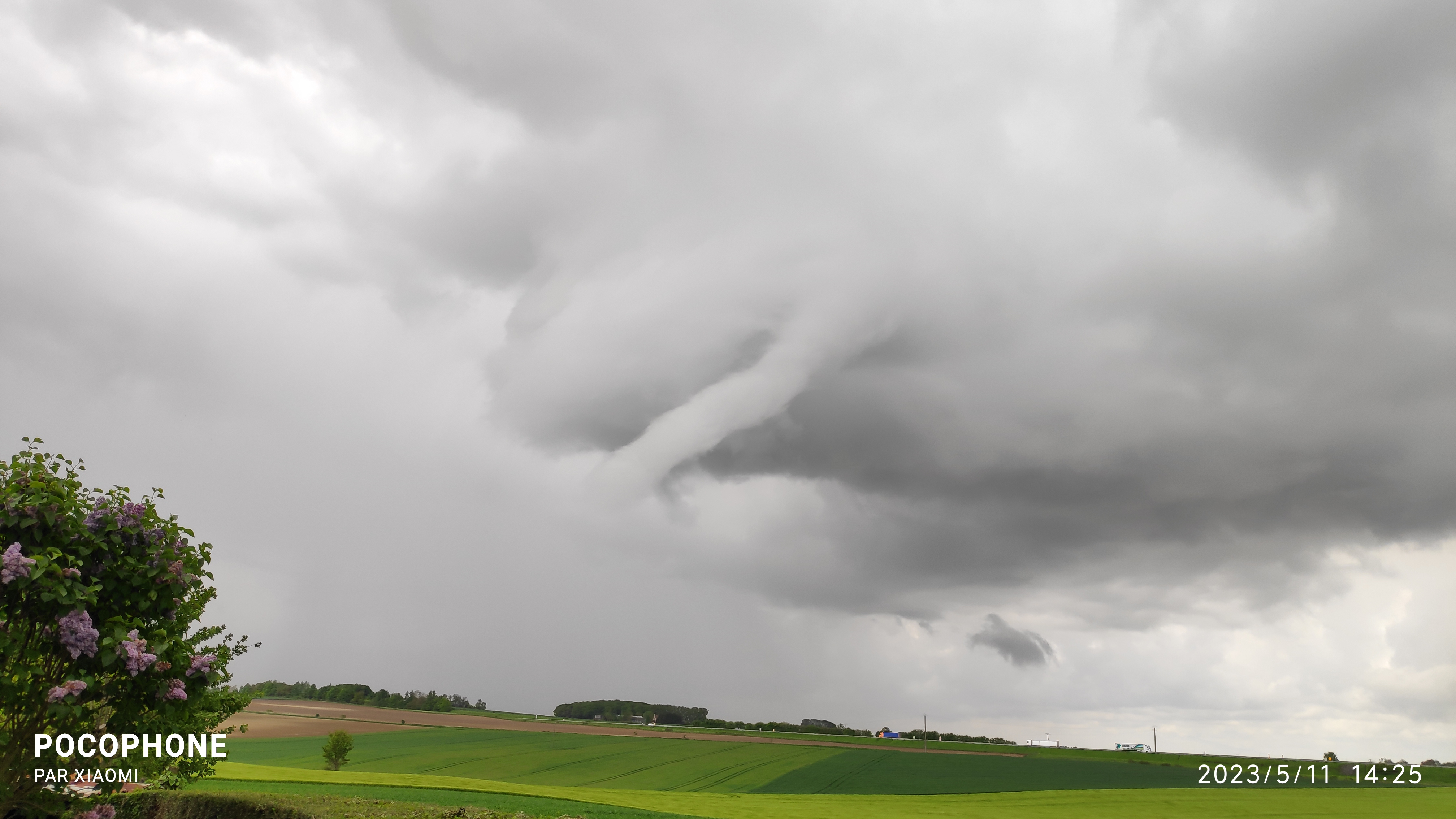 VILLERET 02420 (aisne) Formation d'un tuba le long de l'autoroute A26 - 11/05/2023 14:25 - Fabrice PLUCHE