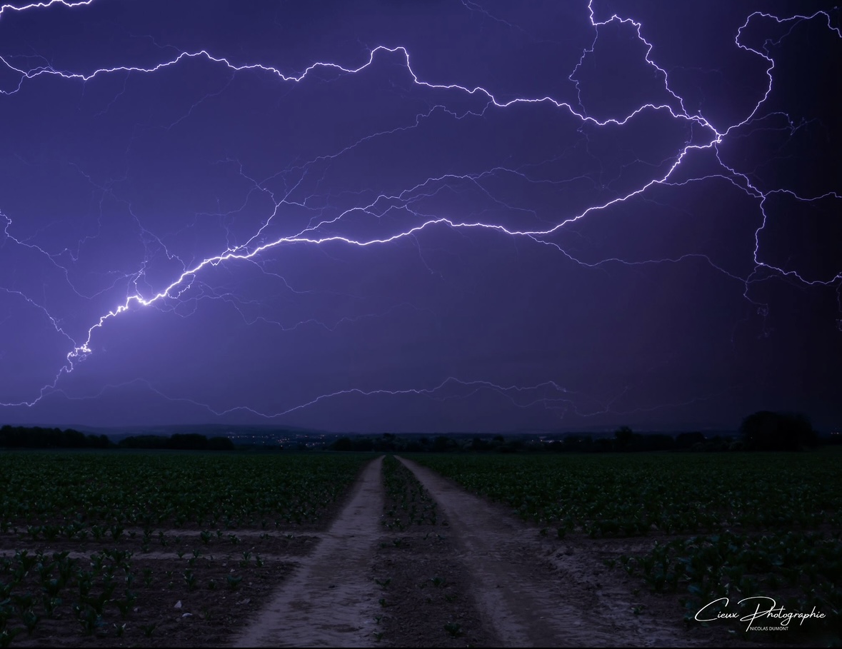 Cellule orageuse photographiée le soir du 11 mai 2025 depuis les environs de Méru (Oise).
Ambiance très instable en fin de journée, avec rideau de pluie marqué et plusieurs éclairs visibles à l’avant.
Conditions photogéniques malgré une évolution rapide. - 11/05/2025 22:20 - Nicolas Dumont