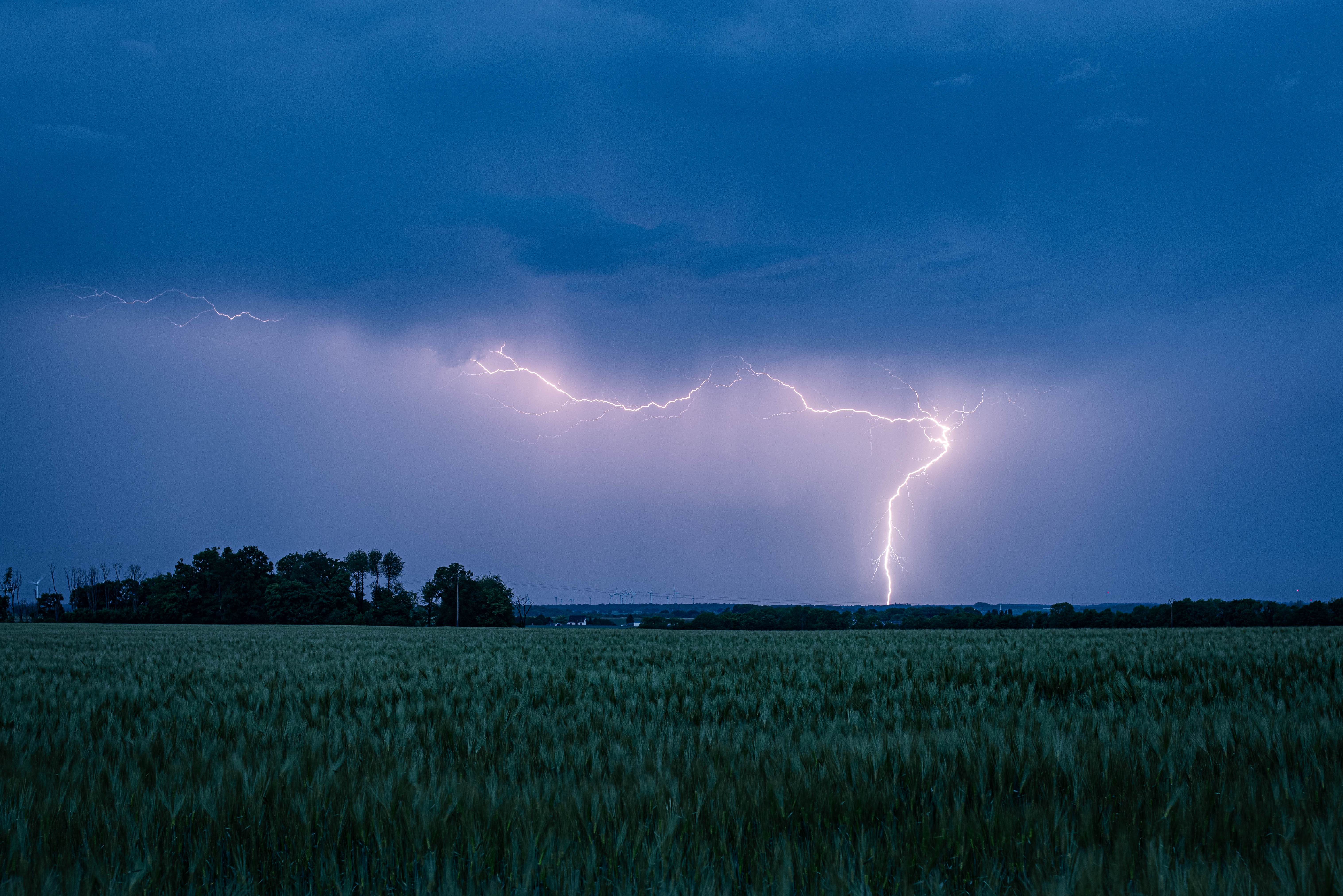 Superbe coup de foudre à l'heure bleue dans le nord ouest de l'Oise. - 11/05/2025 21:34 - Jules Creteur