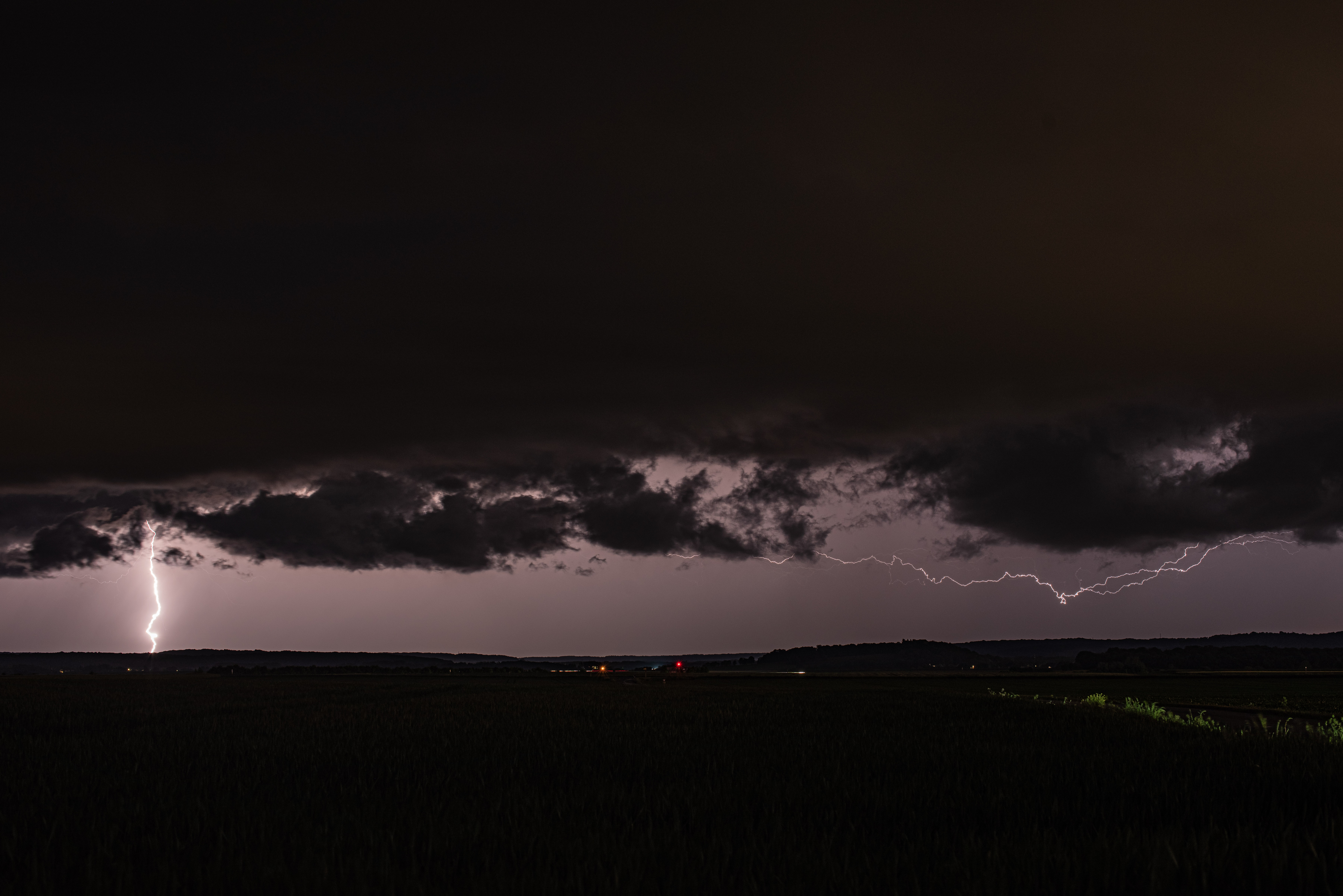 Arrivée par le sud-est d'un système orageux en fin de vie, lâchant essentiellement de puissantes décharges de foudre. Photo prise à Beauvais (Oise) - 11/05/2025 22:35 - Jules Creteur