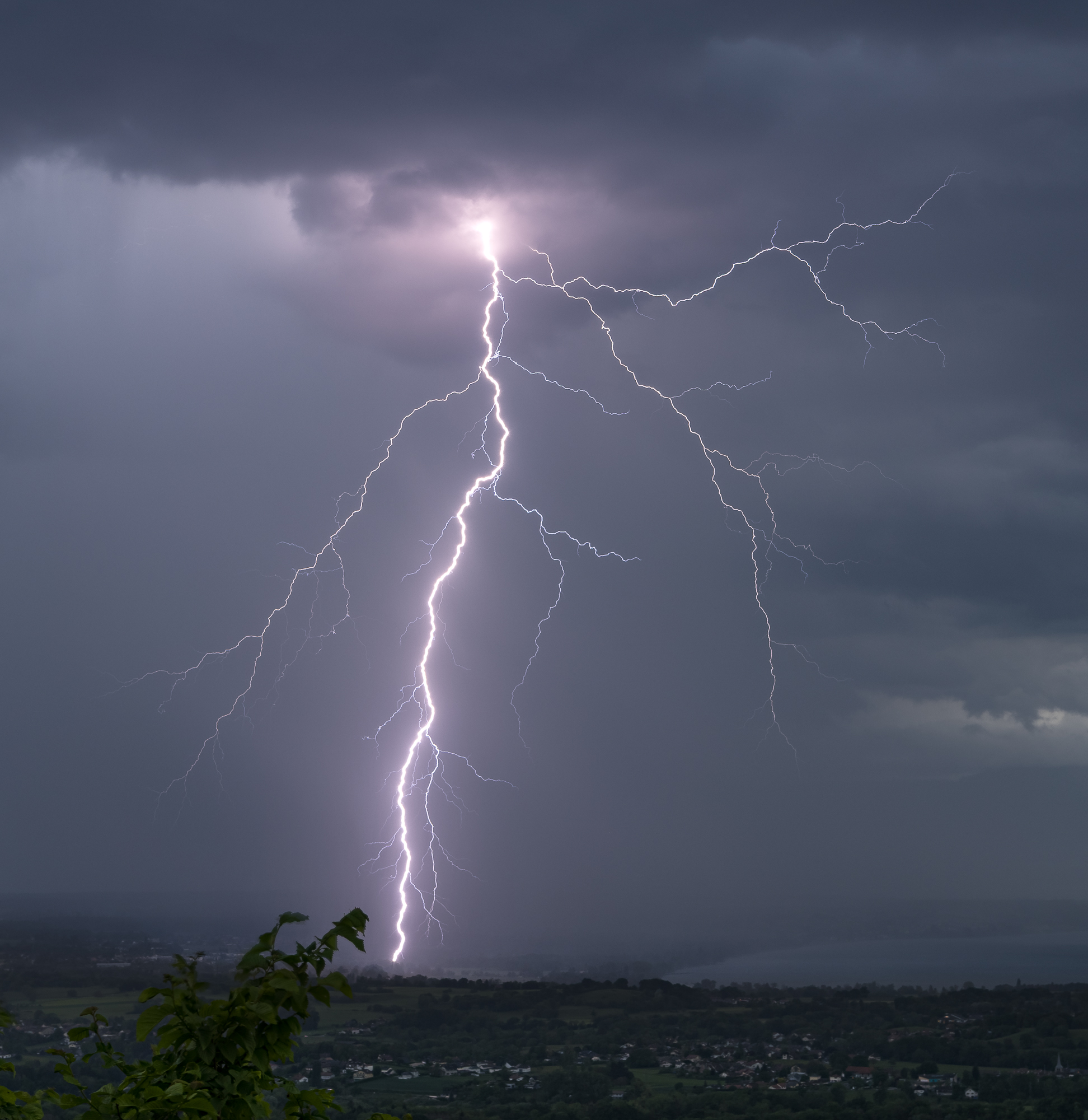 Un bel orage est passé sur le Léman en donnant des beaux éclairs.
De belles série qui on illuminé le ciel.
Je poste celui ci qui était le plus proche.
Sur la droite, c'est le Léman.
La foudre tape sur la commune de sciez - 11/05/2025 19:28 - Benjamin Monet