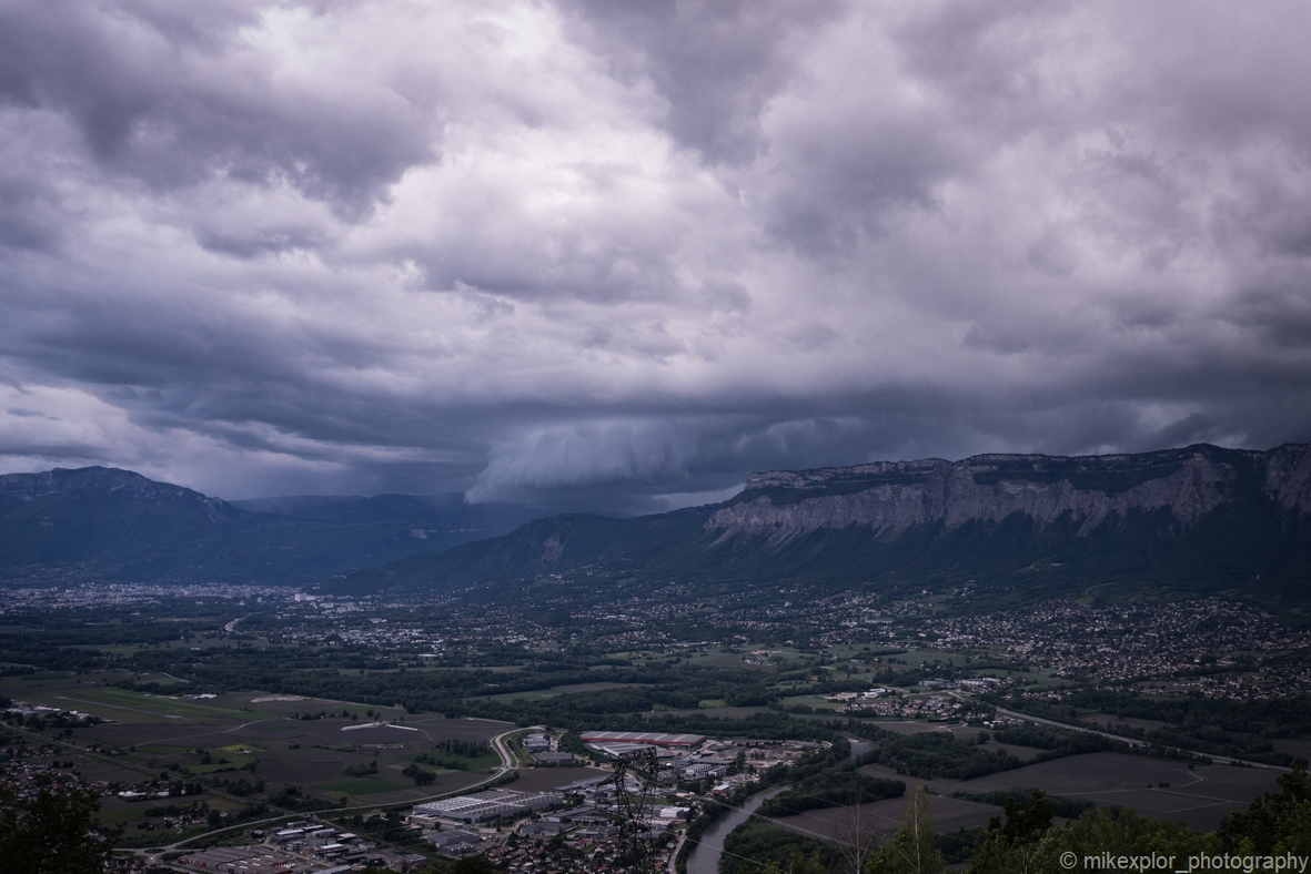 Orage capturé ce soir à la Croix De Révollat - 38190 La Combe-de-Lancey.
Belle cellule orageuse qui traversa le Parc naturel régional la Chartreuse pour frapper jusqu'à environ 2 km de ma position. - 11/05/2026 20:10 - Xplor Mike