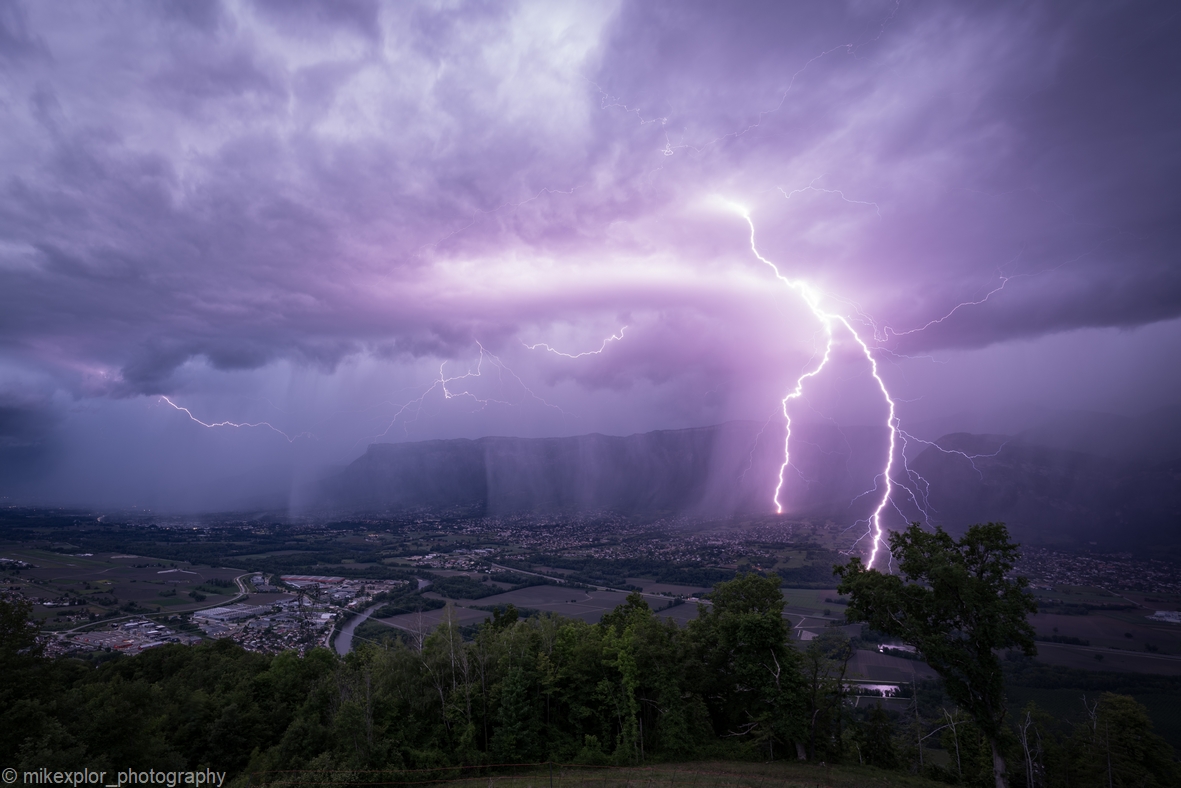 Orage capturé ce soir à la Croix De Révollat - 38190 La Combe-de-Lancey.
Belle cellule orageuse qui traversa le Parc naturel régional la Chartreuse pour frapper jusqu'à environ 2 km de ma position. - 11/05/2026 20:15 - Xplor Mike