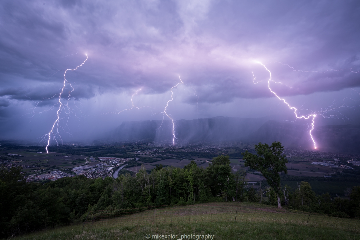 Orage capturé ce soir à la Croix De Révollat - 38190 La Combe-de-Lancey.
Belle cellule orageuse qui traversa le Parc naturel régional la Chartreuse pour frapper jusqu'à environ 2 km de ma position. - 11/05/2026 20:17 - Xplor Mike