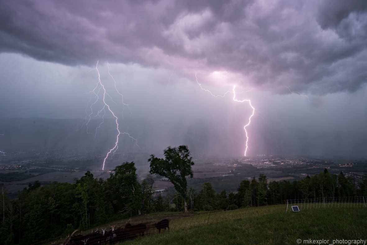 Orage capturé ce soir à la Croix De Révollat - 38190 La Combe-de-Lancey.
Belle cellule orageuse qui traversa le Parc naturel régional la Chartreuse pour frapper jusqu'à environ 2 km de ma position. - 11/05/2026 20:21 - Xplor Mike