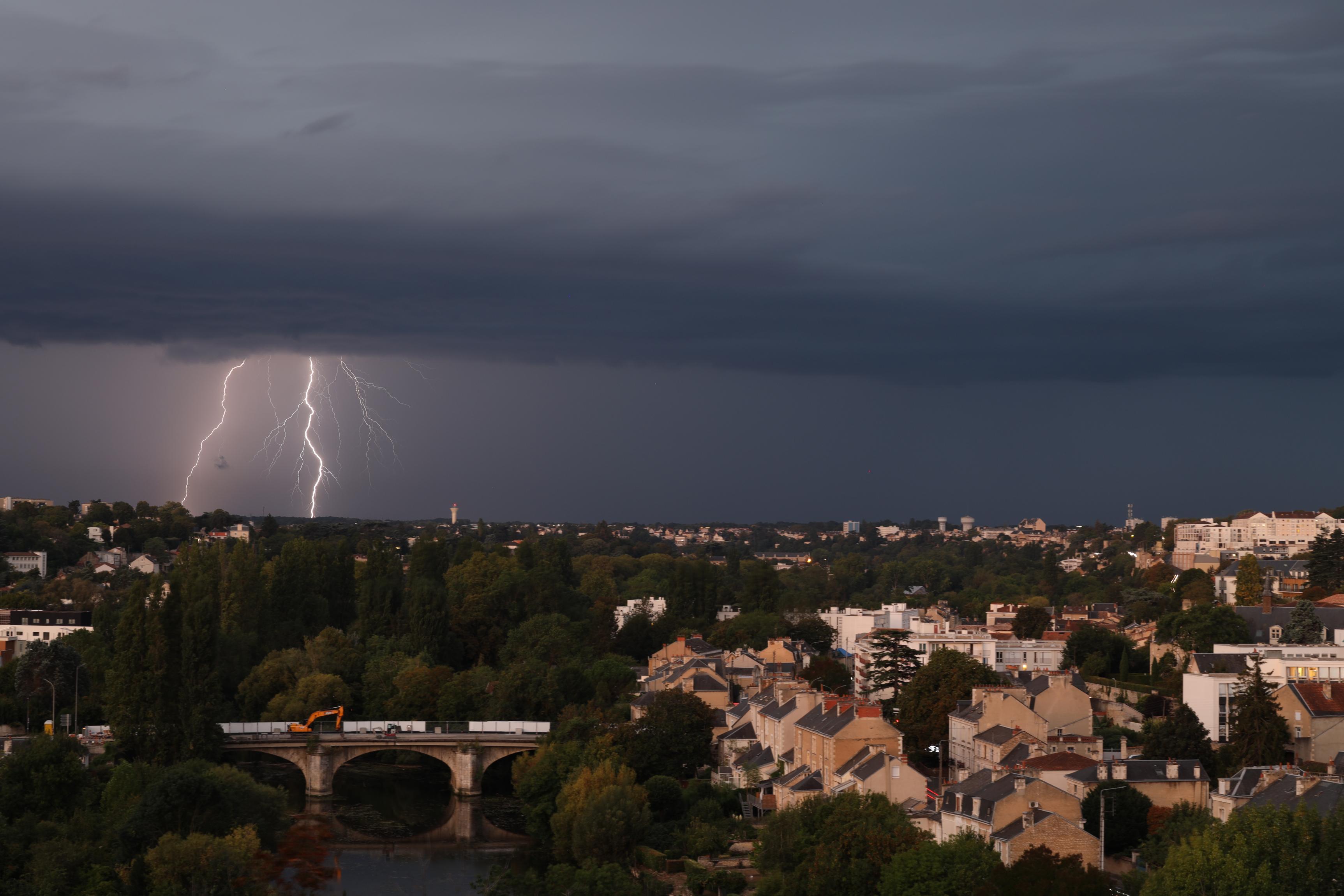 Orage libérateur de canicule au-dessus de Poitiers (Vienne) - 11/09/2023 07:30 - Xavier BENOIT