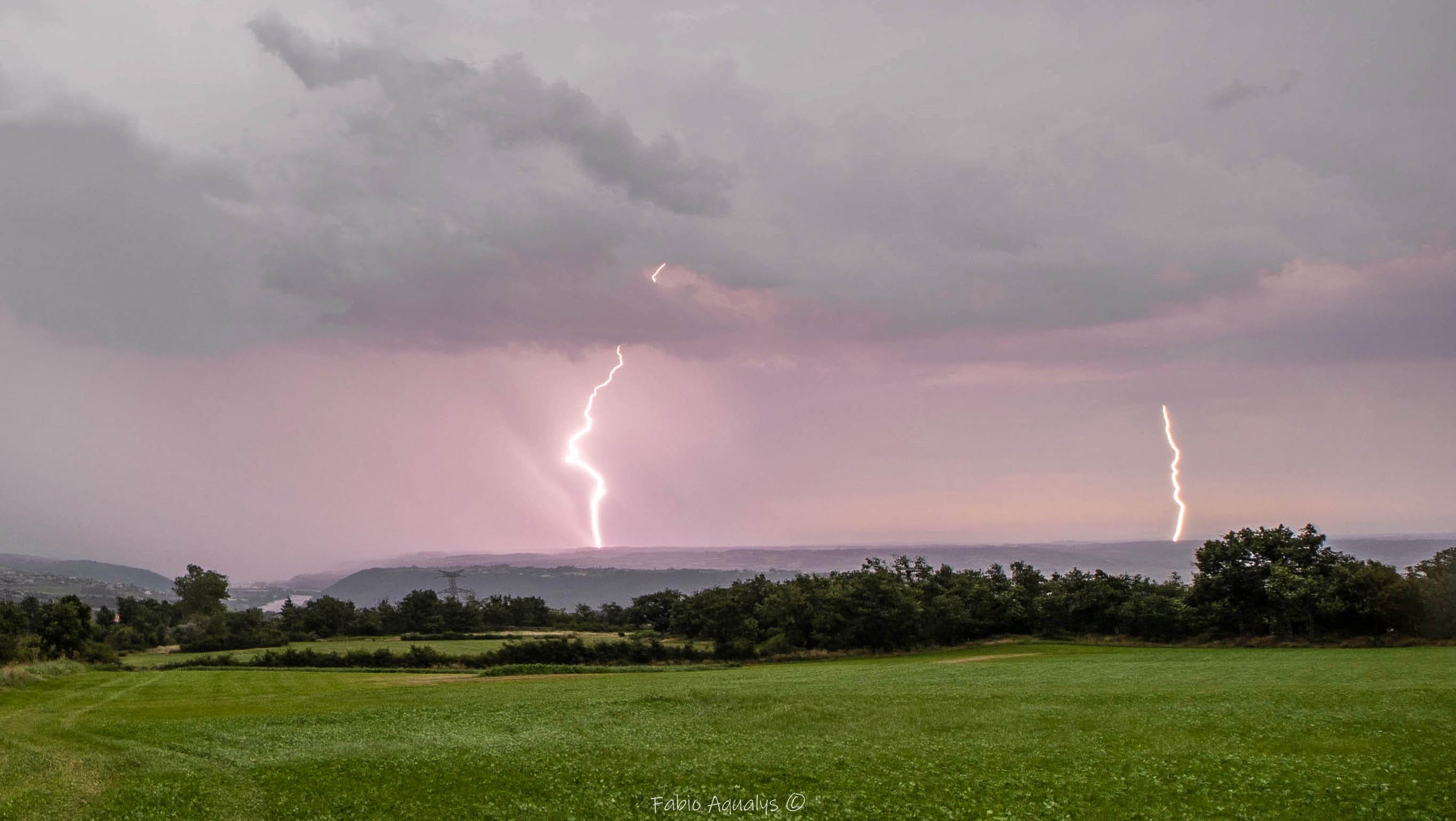 Orages sur un axe Saint-Étienne Lyon, les éclairs sont visibles et parfois puissants comme ces 2 impacts positif. - 12/08/2021 18:30 - Fabio Aqualys