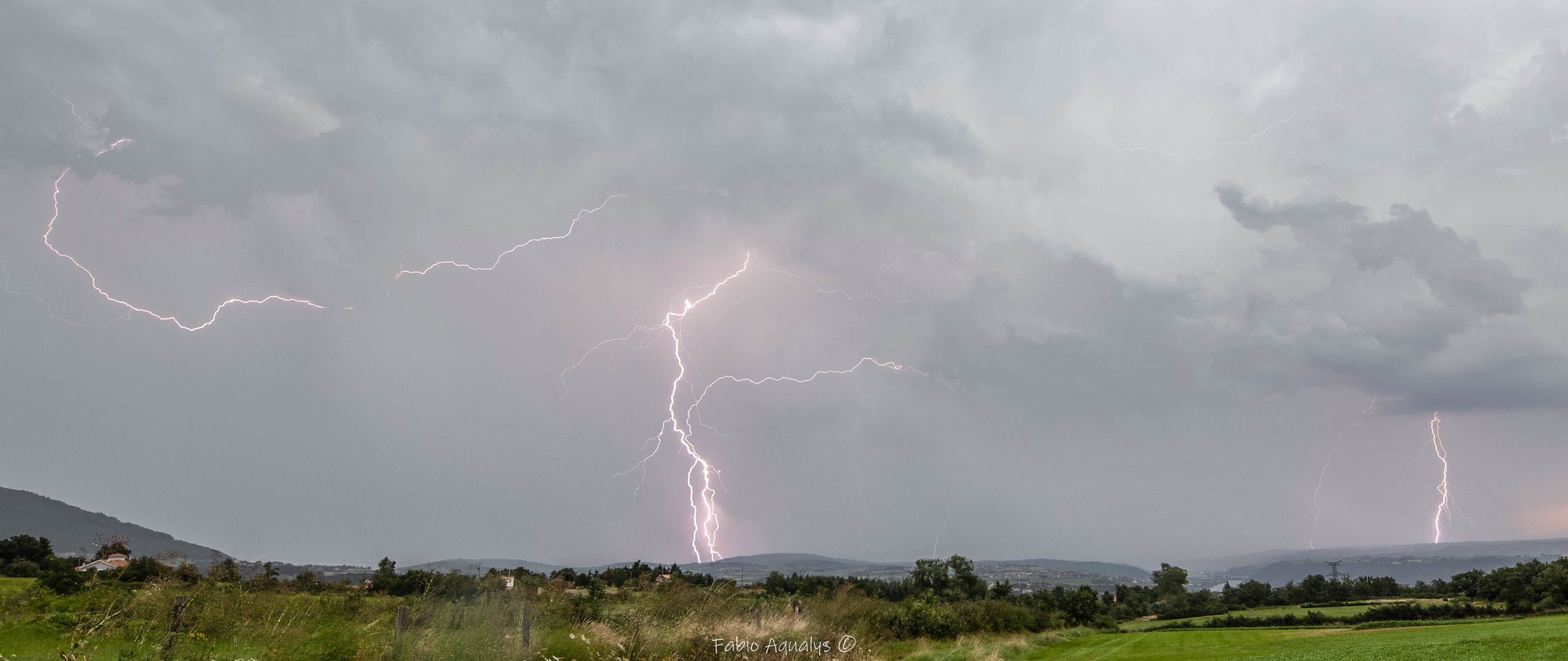 Orages sur un axe Saint-Étienne Lyon, les éclairs sont visibles et parfois puissants avec  des impacts positif. - 12/08/2021 18:30 - Fabio Aqualys