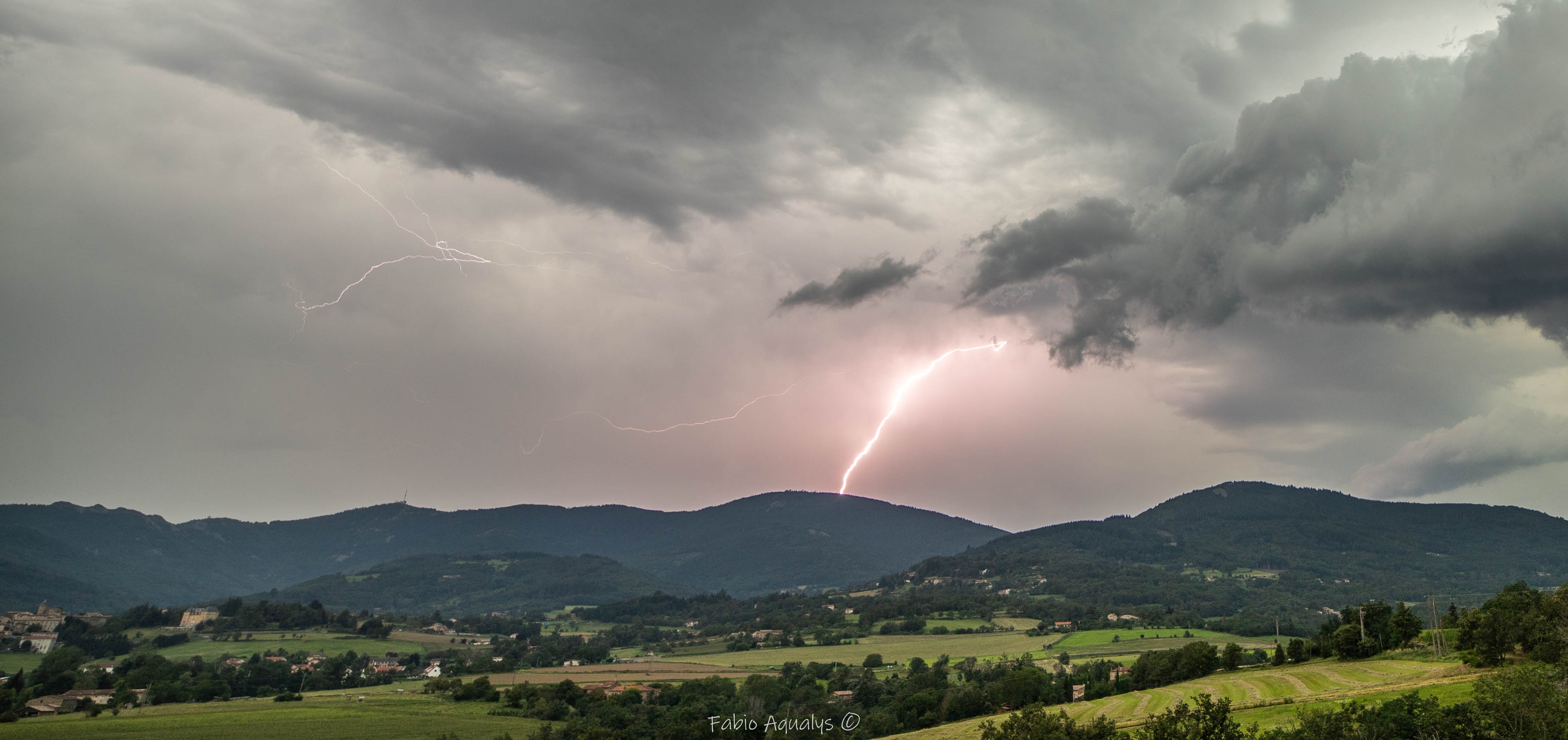 Orages sur un axe Saint-Étienne Lyon, les éclairs sont visibles et parfois puissants comme cet impact positif sur le Pilat - 12/08/2021 18:00 - Fabio Aqualys