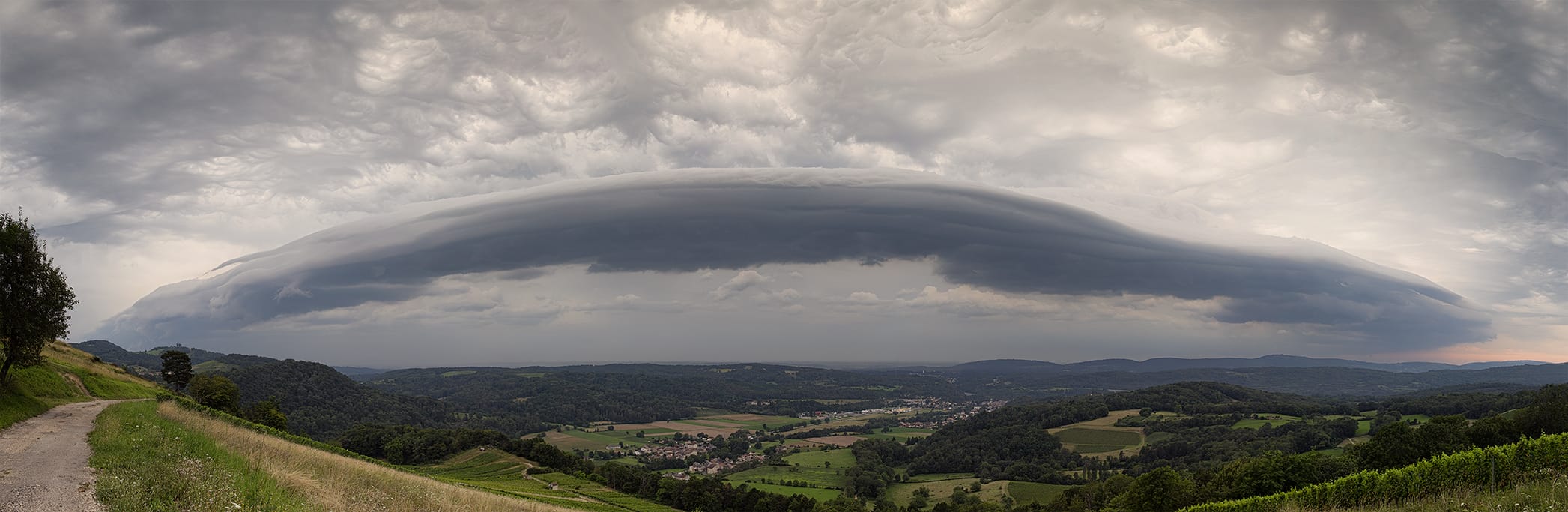 Arcus du 12 août  en approche de Poncin (01450), précédé d'un puissant front de rafale avoisinant les 100 km/h - 12/08/2021 18:49 - Simon VENIN