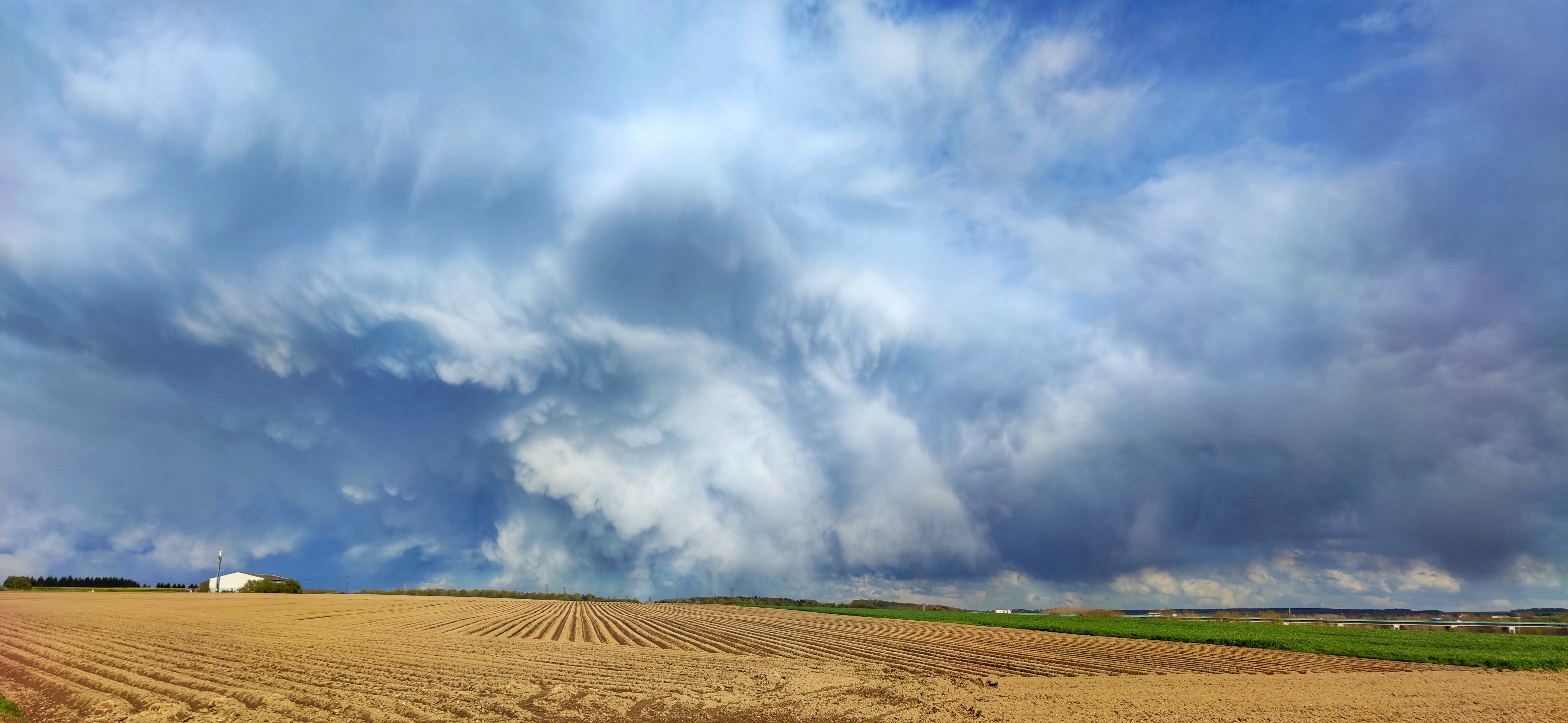 Spectaculaire ciel de Mammatus ce mercredi en fin de journée, après le passage d'une cellule pluvieuse mais surtout très venteuse. Photo prise depuis Camon dans la Somme. - 12/04/2023 17:55 - Louka BURJES