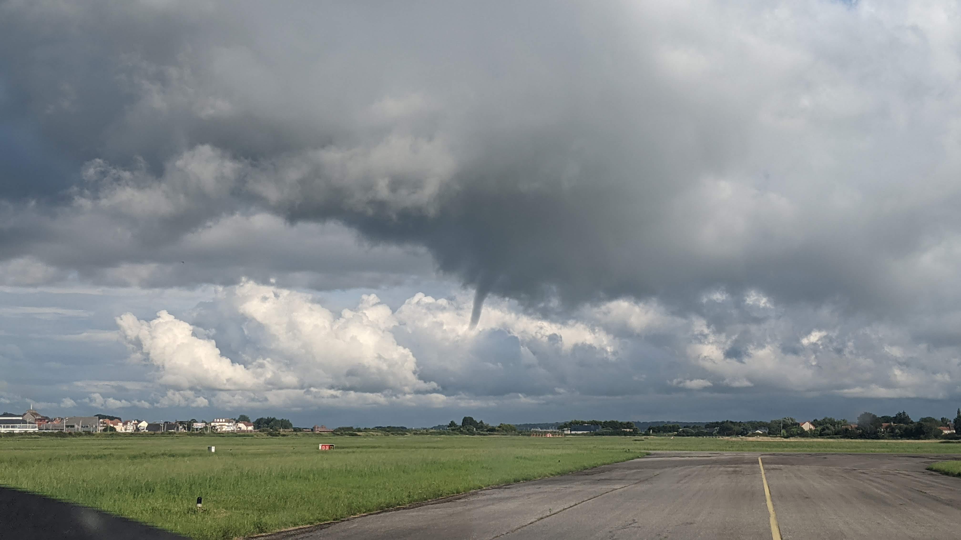 Tuba dans le prolongement du seuil piste 13 au Touquet. - 12/07/2021 18:57 - Fabrice Hennequin