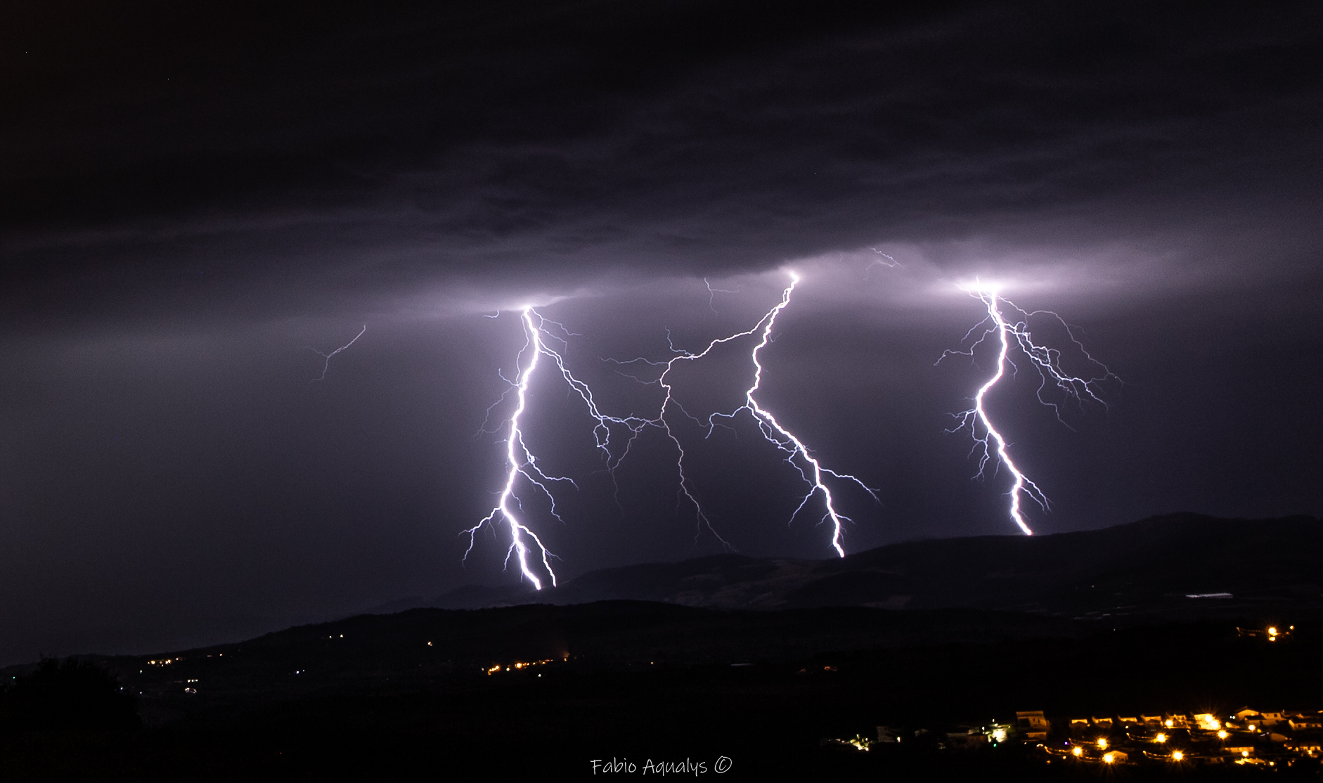 Foudroiement en air sec dans la nuit du 11 au 12 juillet 2023 vers 3h du coté du Pilat Gier, a proximité de Rive de Gier (42). - 12/07/2023 03:00 - Fabio Aqualys