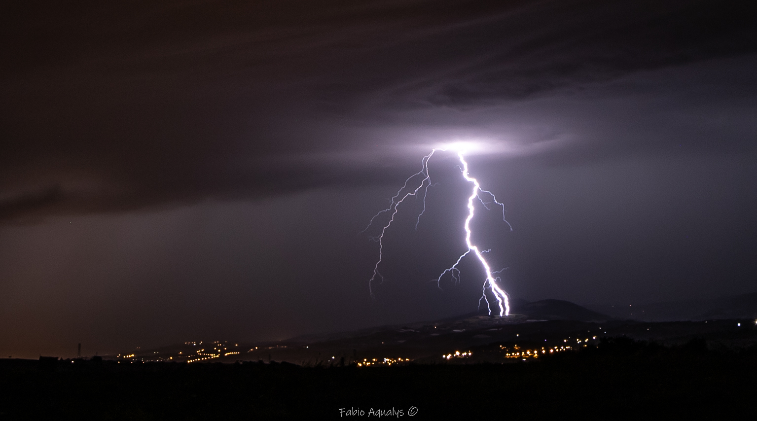 Foudroiement en air sec dans la nuit du 11 au 12 juillet 2023 vers 3h du coté du Pilat Gier, a proximité de Rive de Gier (42). - 12/07/2023 03:00 - Fabio Aqualys