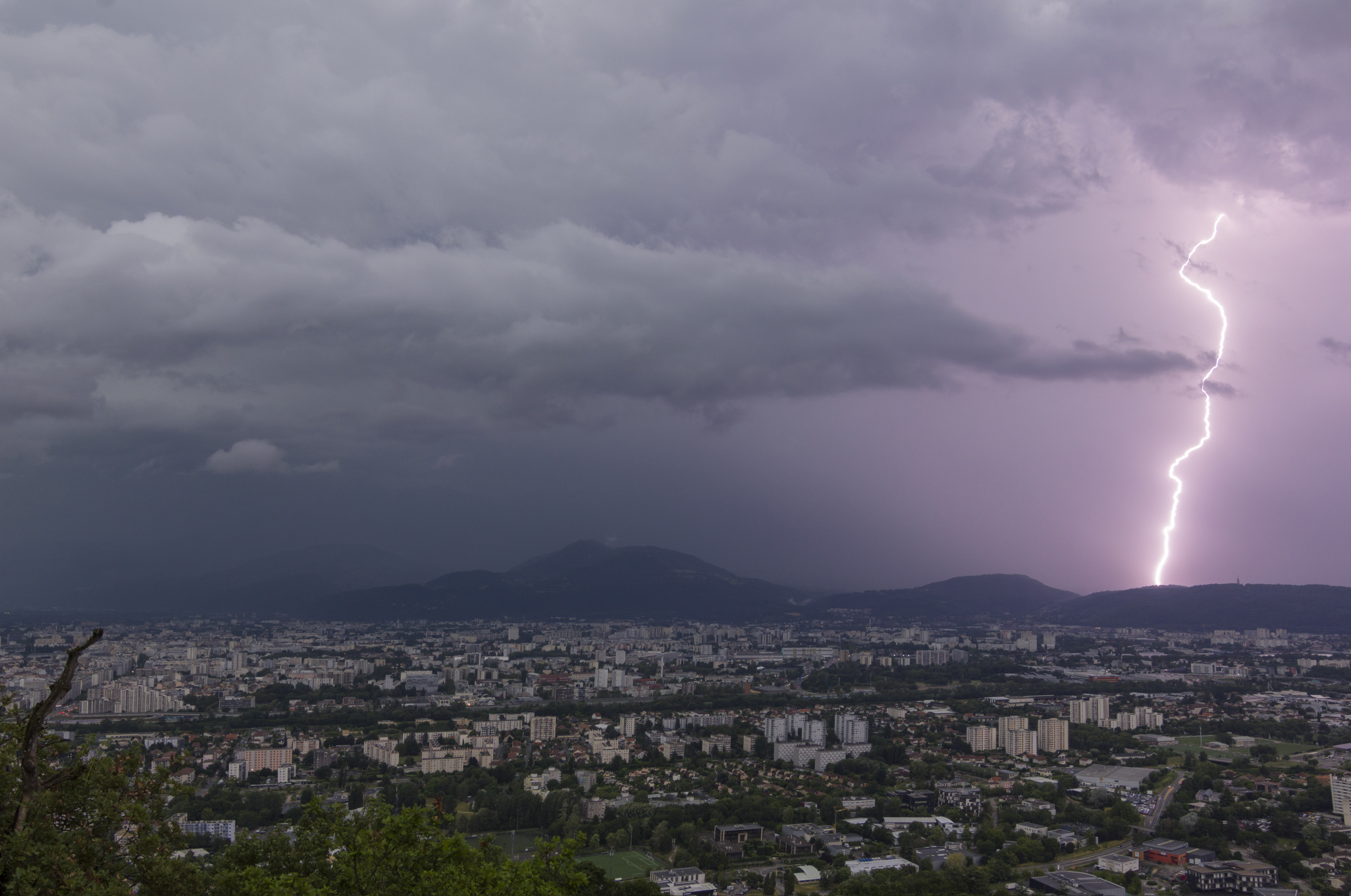 Deuxième salve orageuse sur Grenoble. après le premier "pack" grêligène ayant traversé le sud Isère, plusieurs cellules moins virulentes en provenance du sud du Vercors lachèrent quelques impacts interessants. - 12/07/2023 20:00 - frederic sanchis