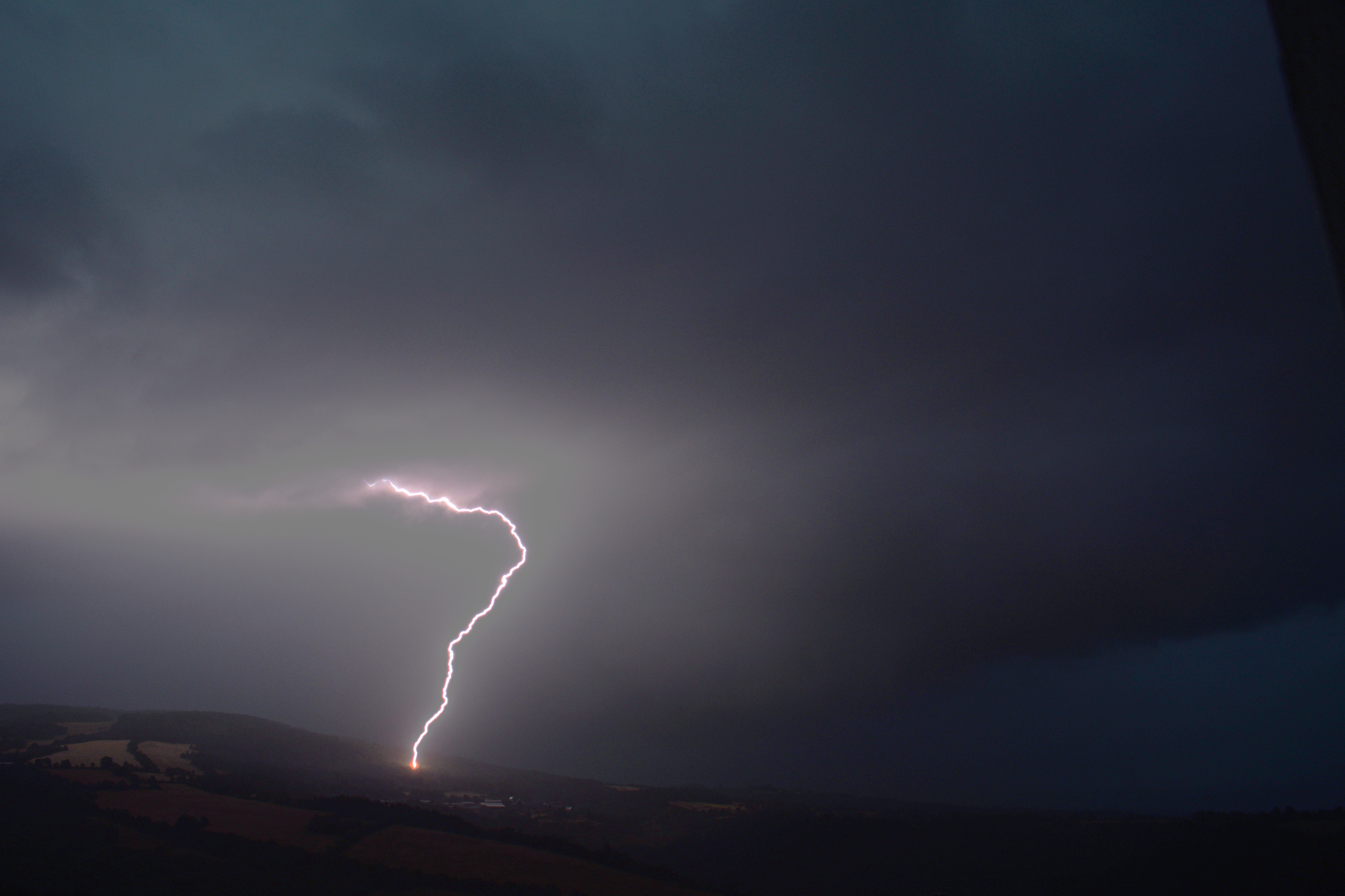 Orage isolé mitraillant le paysage Lozérien. - 12/07/2025 21:20 - Maxence Richard