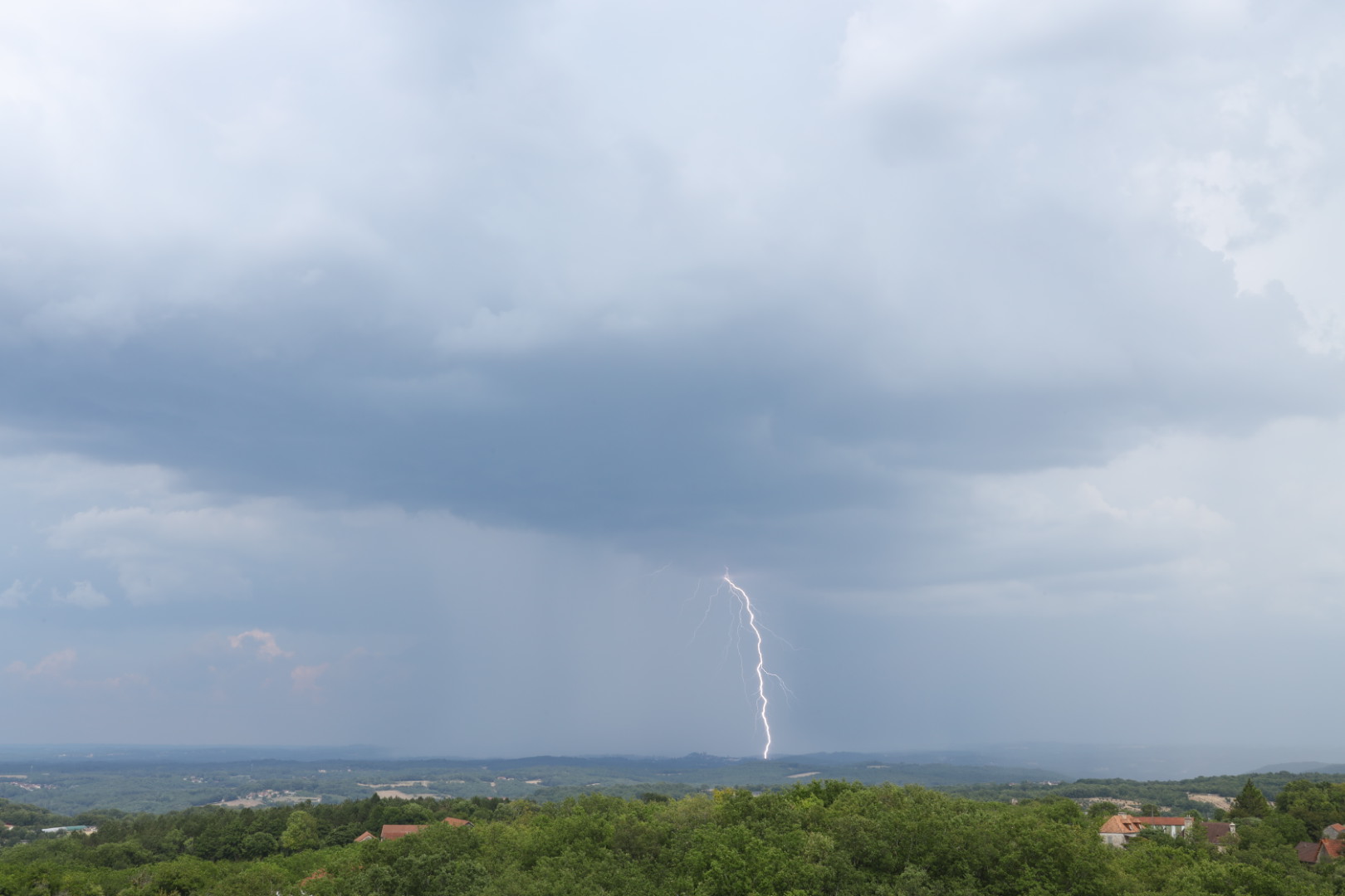 Cellule peu électrique sur le Lot vue depuis la Dordogne. Pluies intenses, grêle et rafales violentes à son passage. - 12/07/2025 18:10 - Xavier Benoit