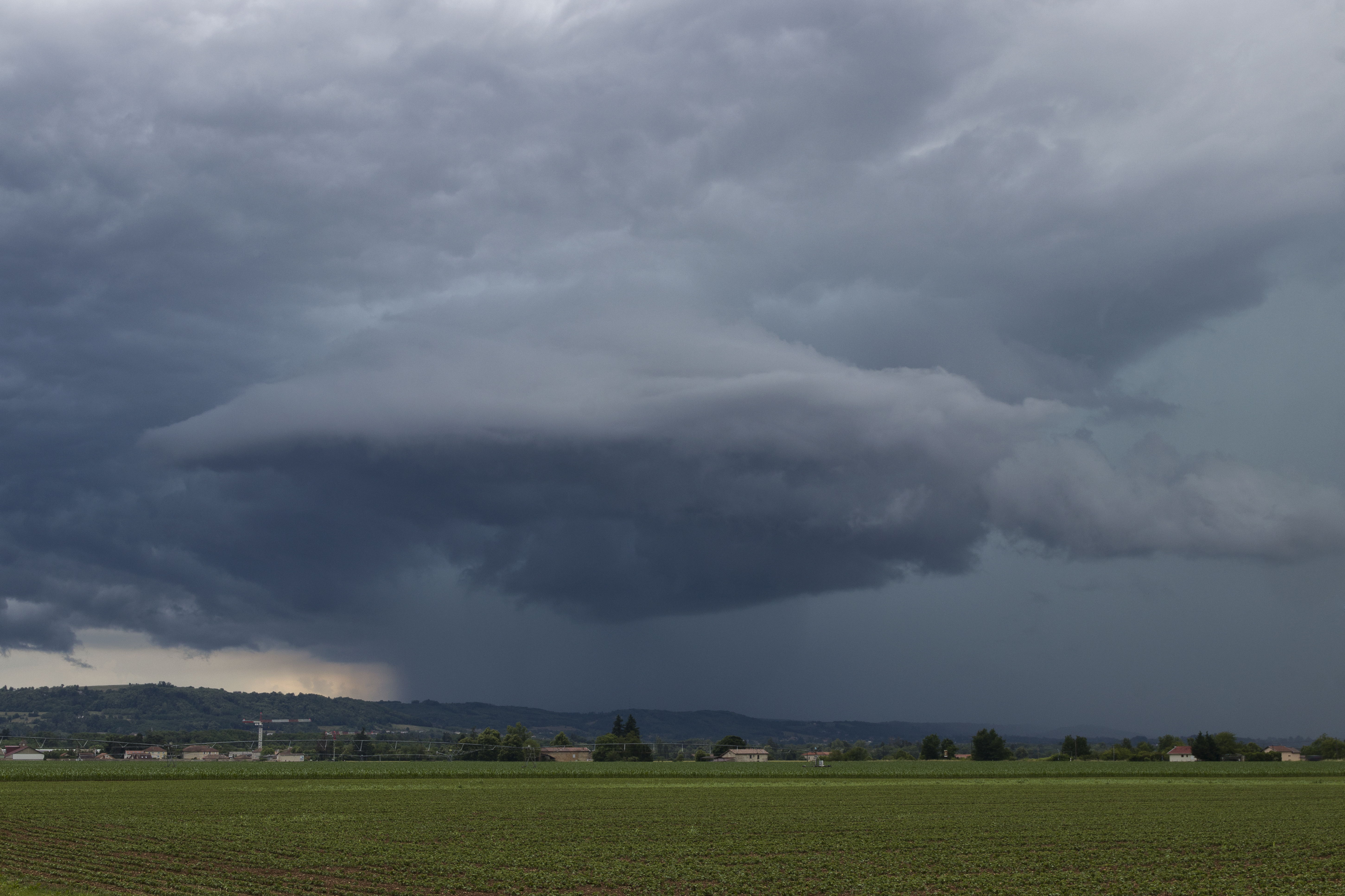 Orage du coté des Chambarans  (Isère) hier soir avec cette cellule sans doute grêligène. - 12/06/2023 19:50 - frederic sanchis