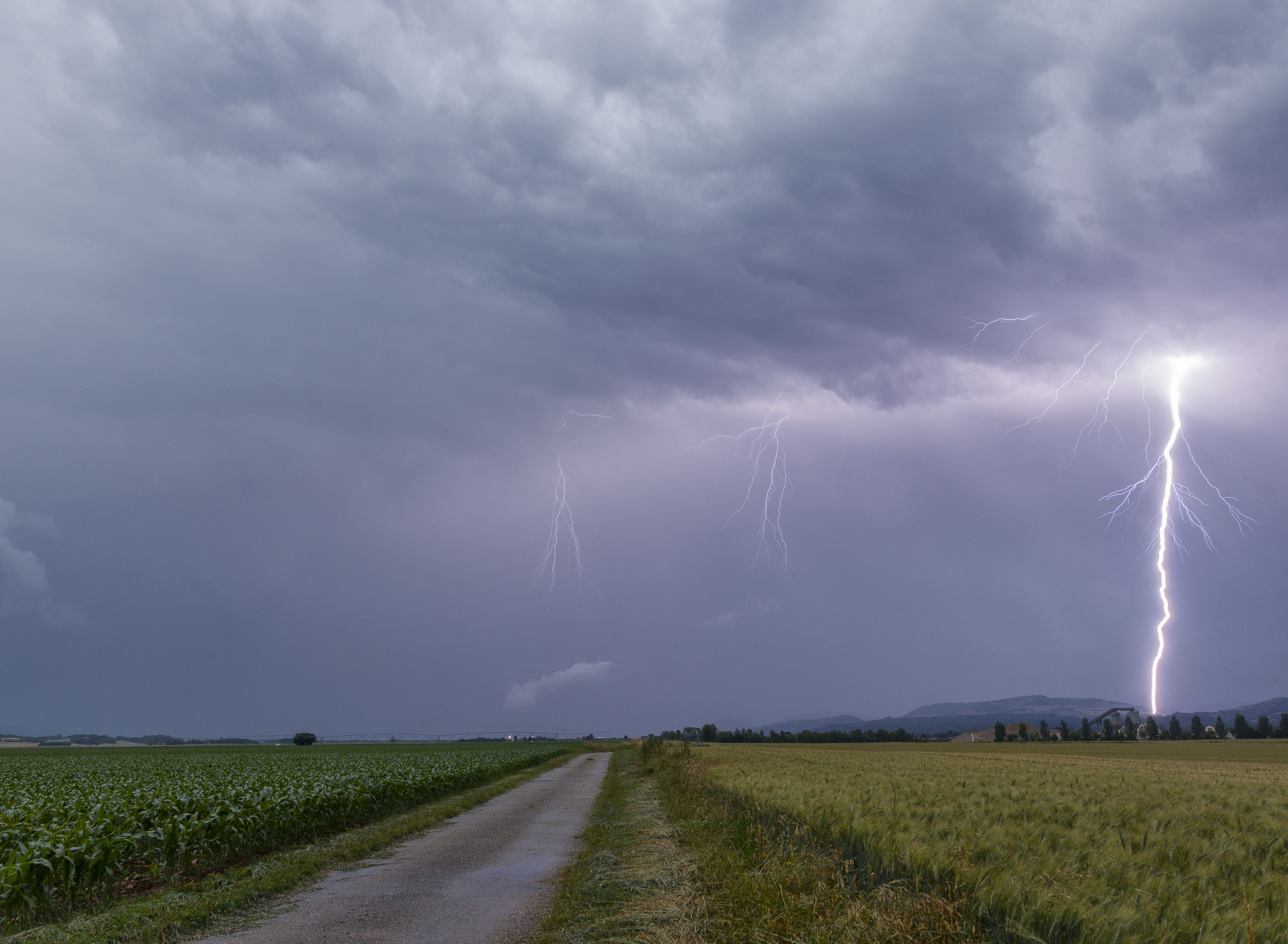 Orage du coté des Chambarans en Isère ce lundi soir. - 12/06/2023 20:00 - frederic sanchis