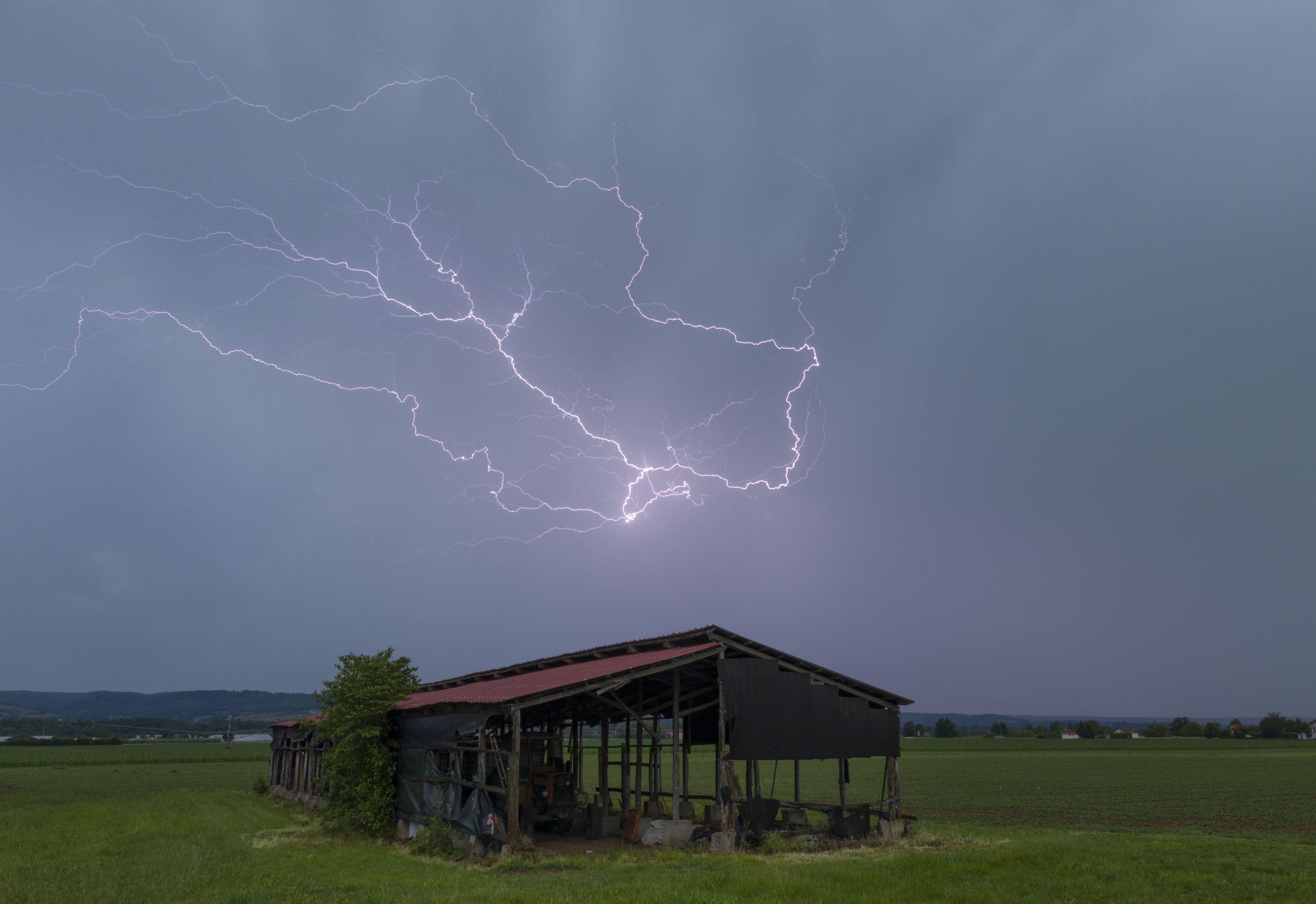 Orage au sud ouest de la cote st André en Isère ce lundi soir. - 12/06/2023 20:20 - frederic sanchis