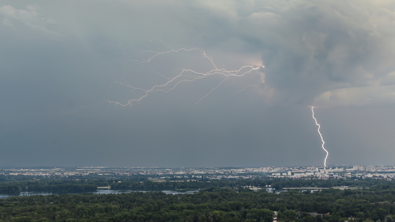 Orage sur le sud-est de Lyon, depuis le Mas Rillier, lundi en début de soirée - 12/06/2023 21:00 - etienne VANARET