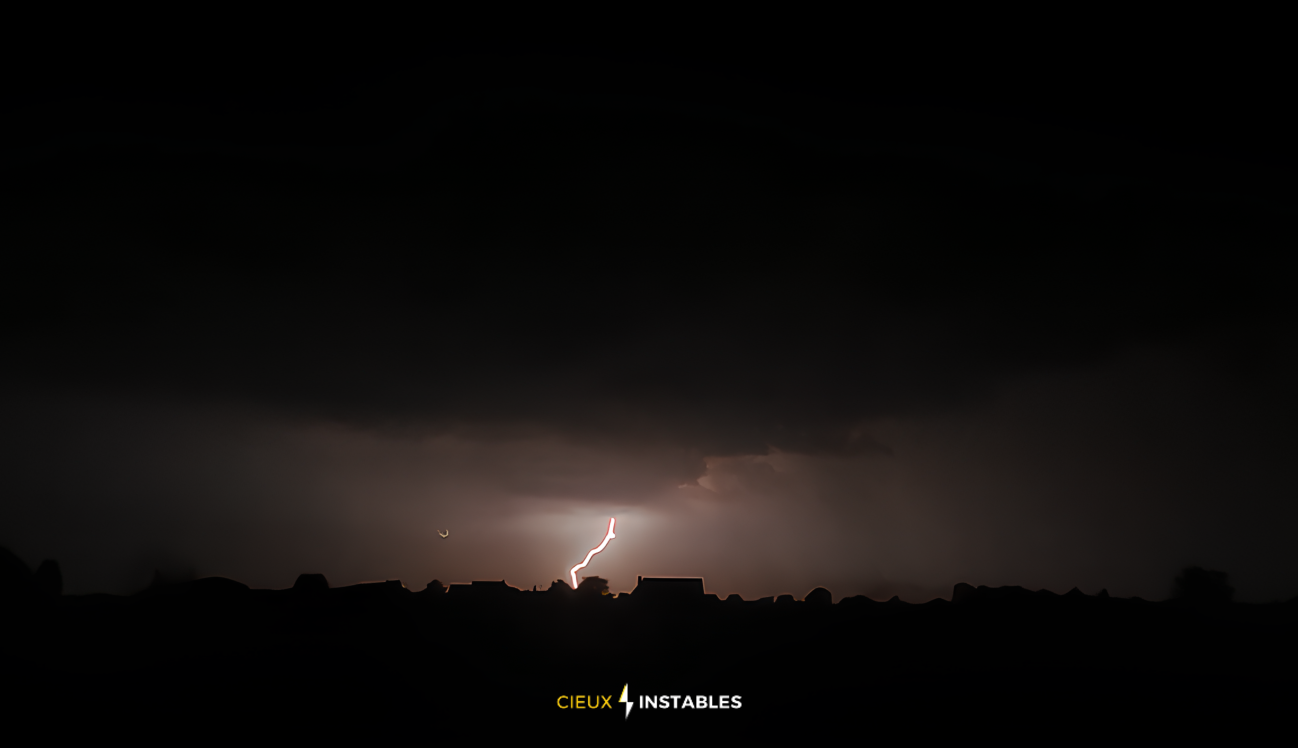 Orage modéré en approche depuis Bruxelles, traversant la frontière en fin de soirée.
Il a lentement faibli au-dessus du Nord de la France, offrant quelques impacts discrets mais intéressant.
Capturé à Armentières. - 12/05/2025 23:30 - Cedric V Cieux instables