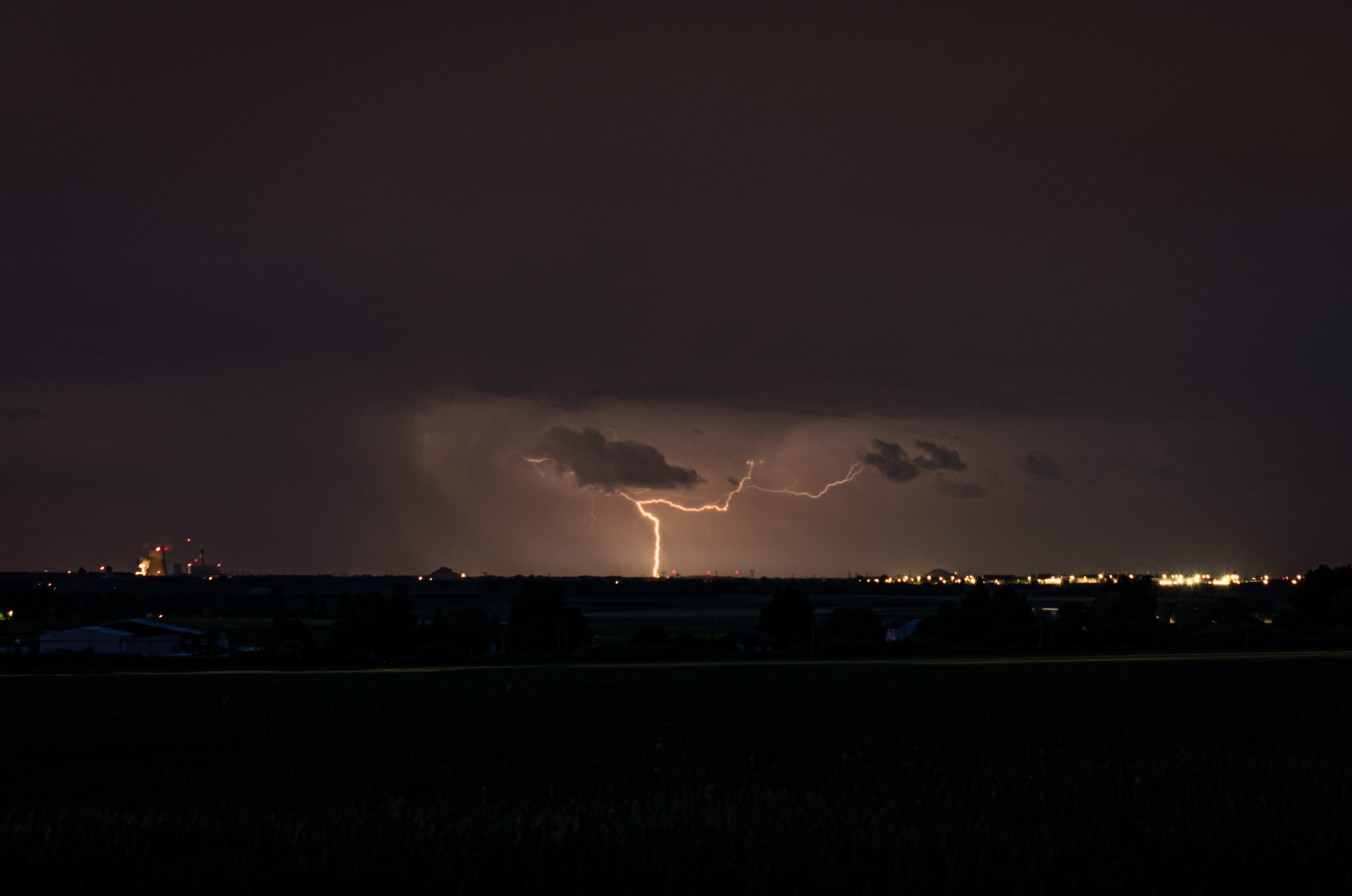 Coup de foudre lointain sur la Belgique, sous un puissance système orageux ayant circulé entre Bruxelles et la région lilloise en soirée. Photo prise depuis Cambrai (59). - 12/05/2025 22:00 - Jules Creteur