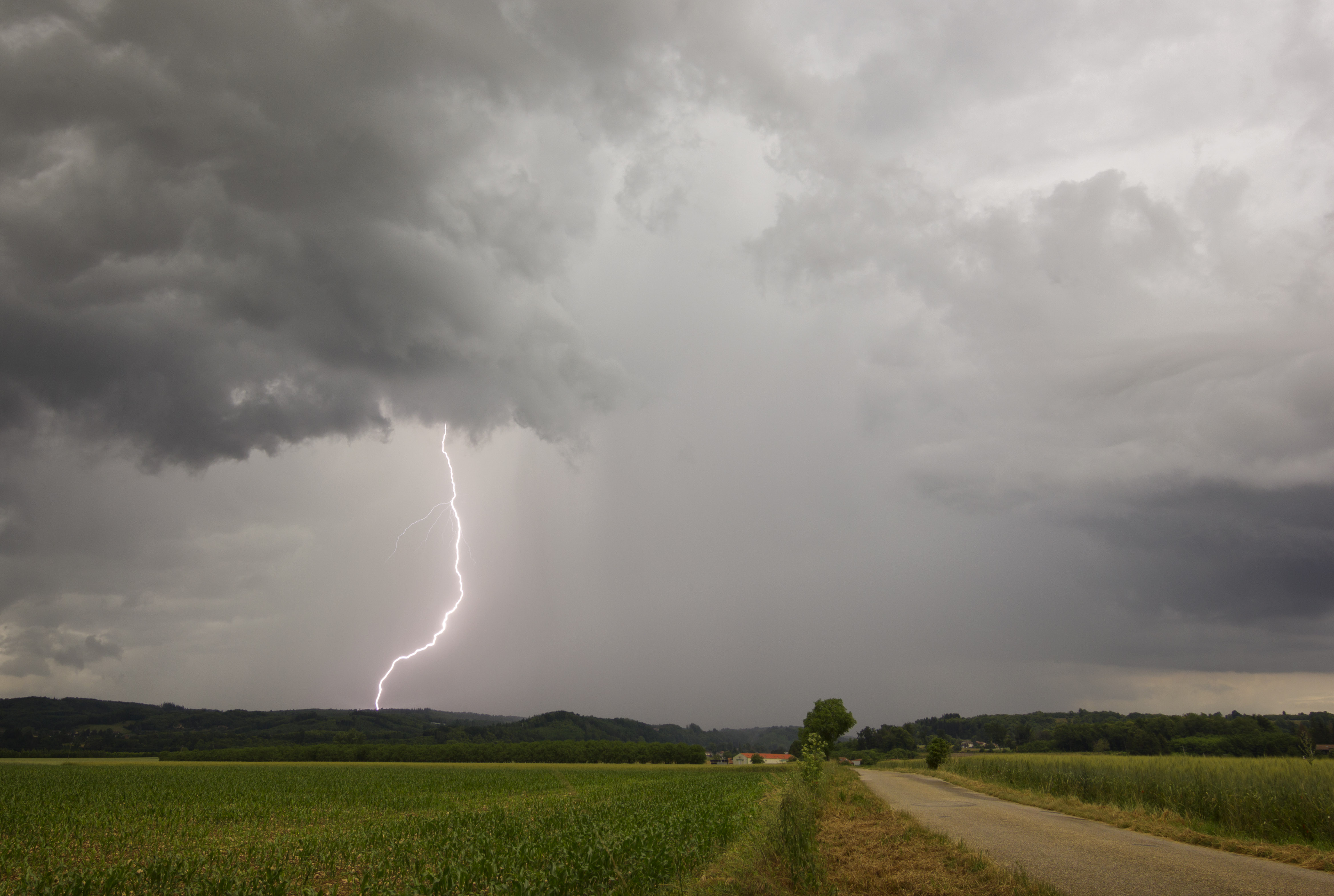 Orage au sud est de Bourgoin jallieu en Isère ce mardi soir - 13/06/2023 19:00 - frederic sanchis