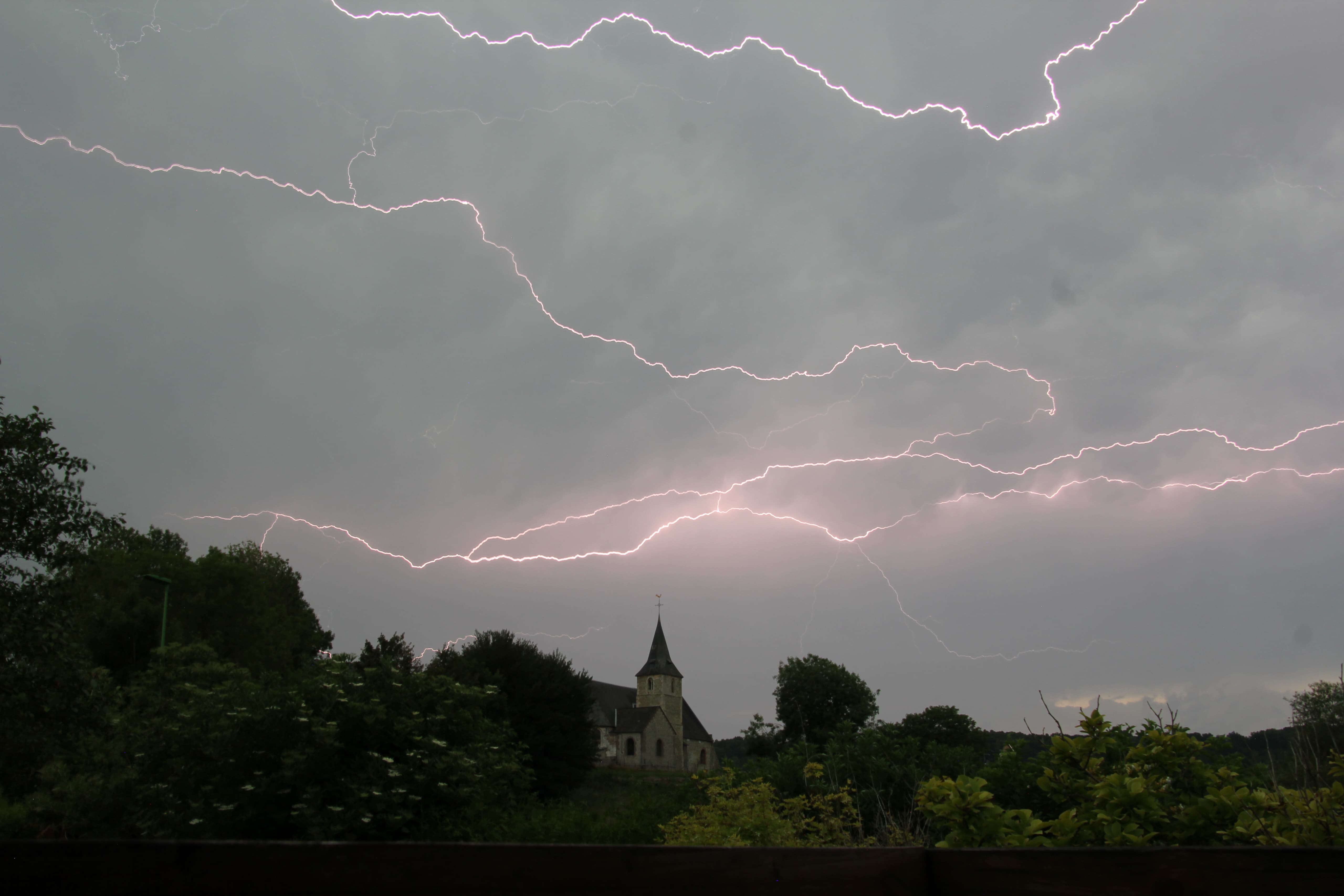 Photo prise à Saint Germain d'étable.
Une incroyable photo que j'ai prise au moment d'un groupe d'éclair. - 13/06/2025 19:58 - Théo Girardin