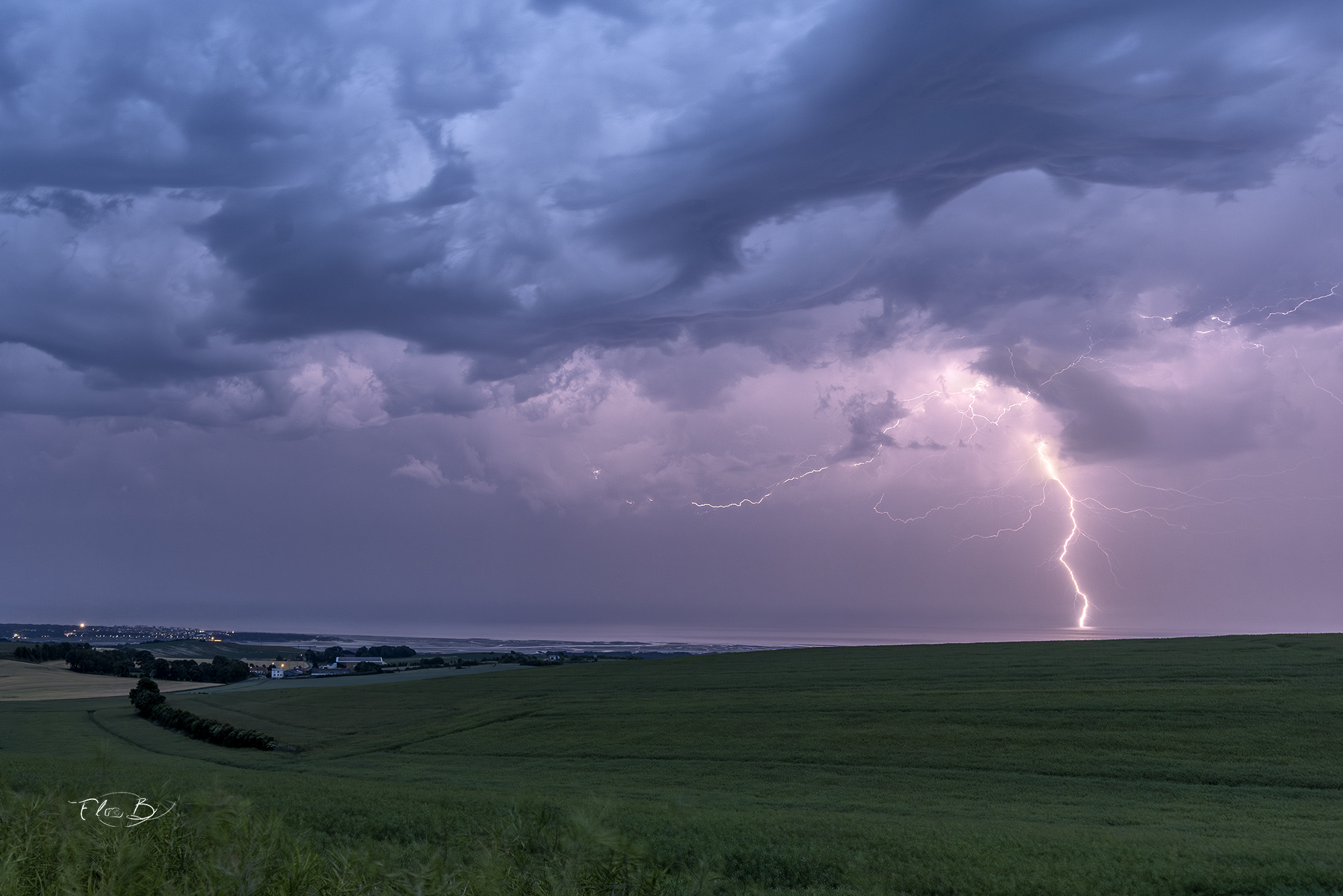 Magnifique éclair ramifié non loin du Touquet avec un ciel plein de poésie - 13/06/2025 22:30 - Florian BIGAND