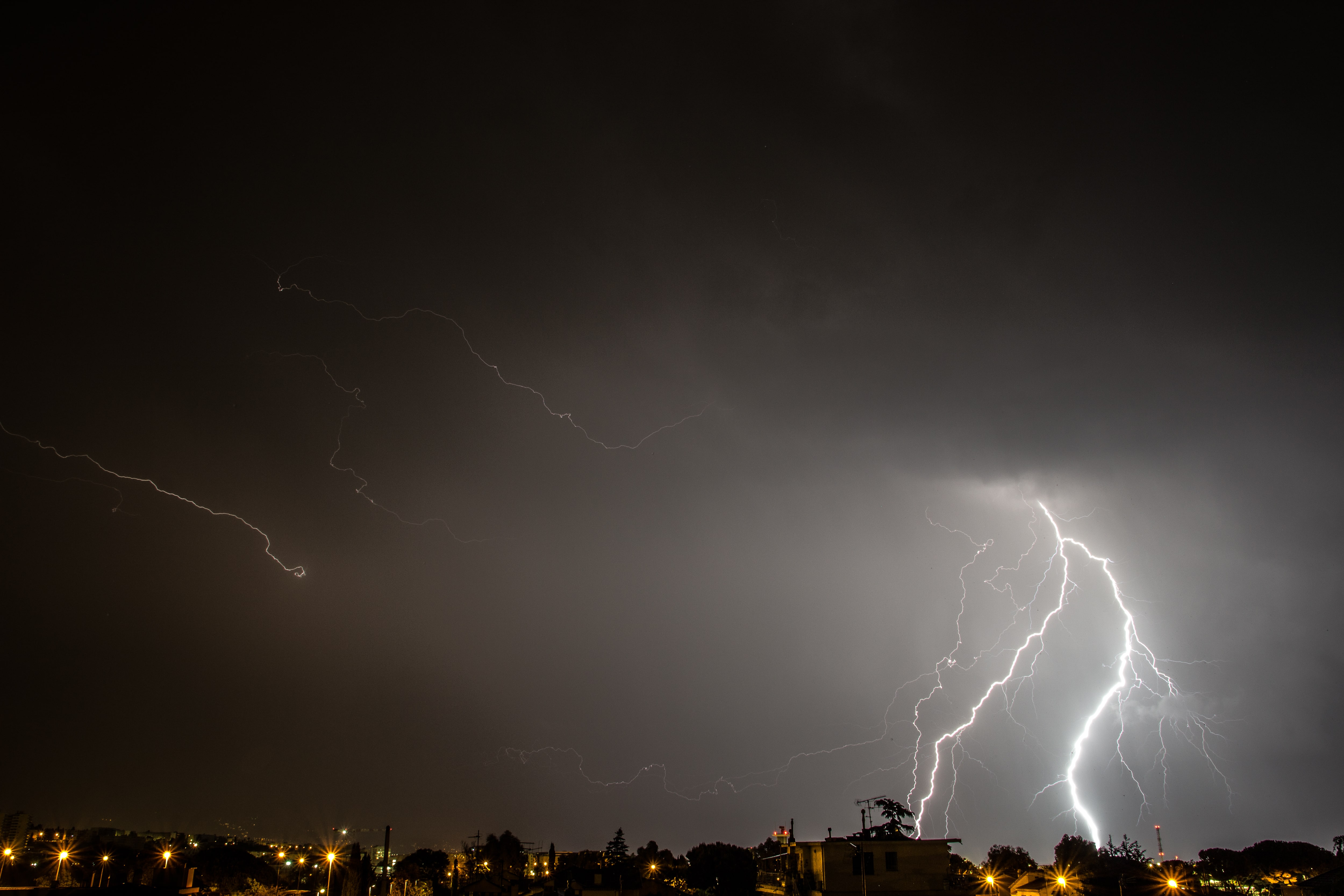 Photo prise depuis Saint Laurent du var sur une cellule quasi stationnaire en face de Nice entre 1h00 et 4h00 du matin ce samedi 13 mai. - 13/05/2023 01:00 - Thierry Pourcel