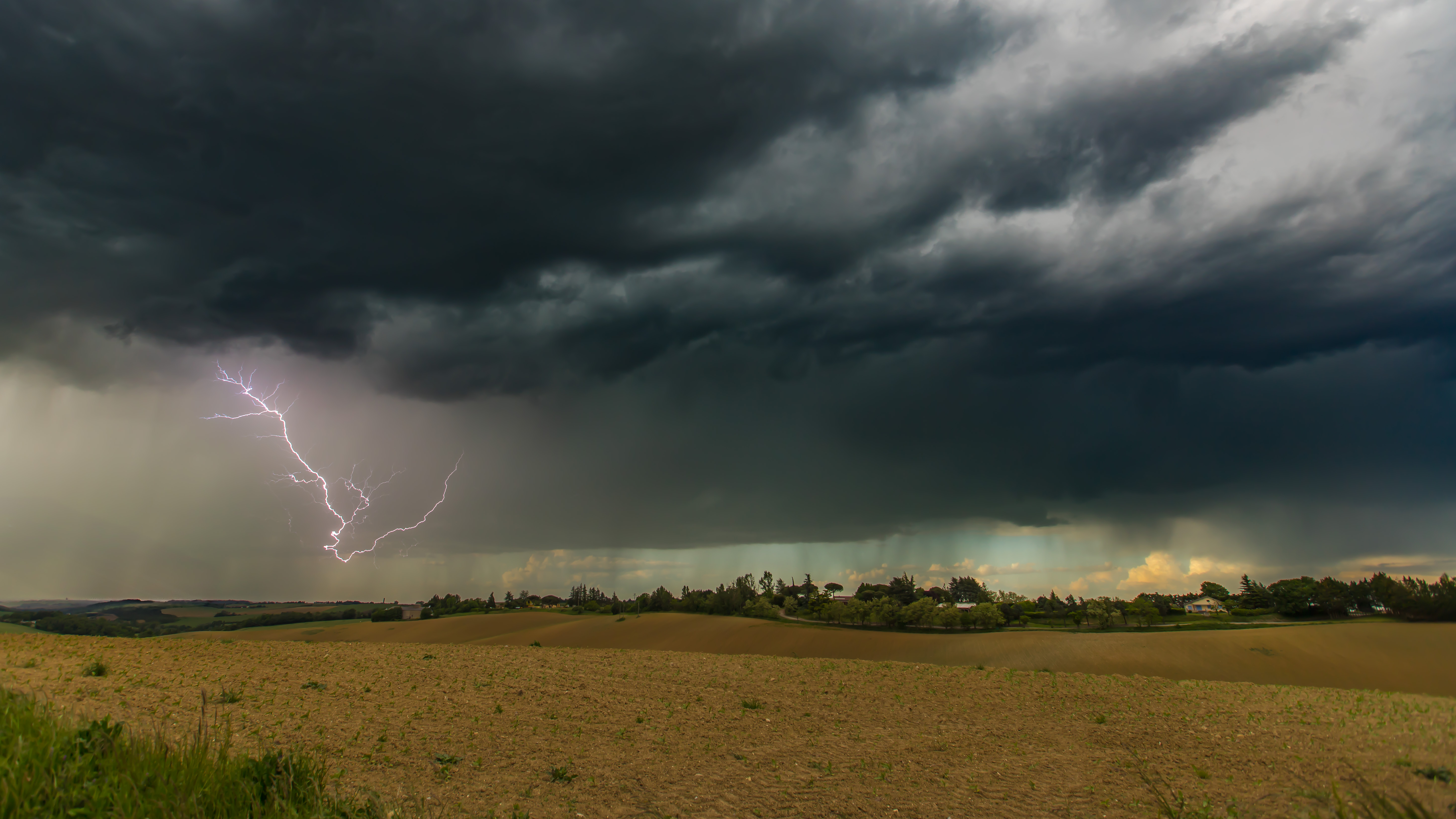Orage qui se déplace lentement de Ouest en Est je suis à 10 km env sur les hauteur de Mazeres - 13/05/2025 18:00 - Jean Philippe Pech