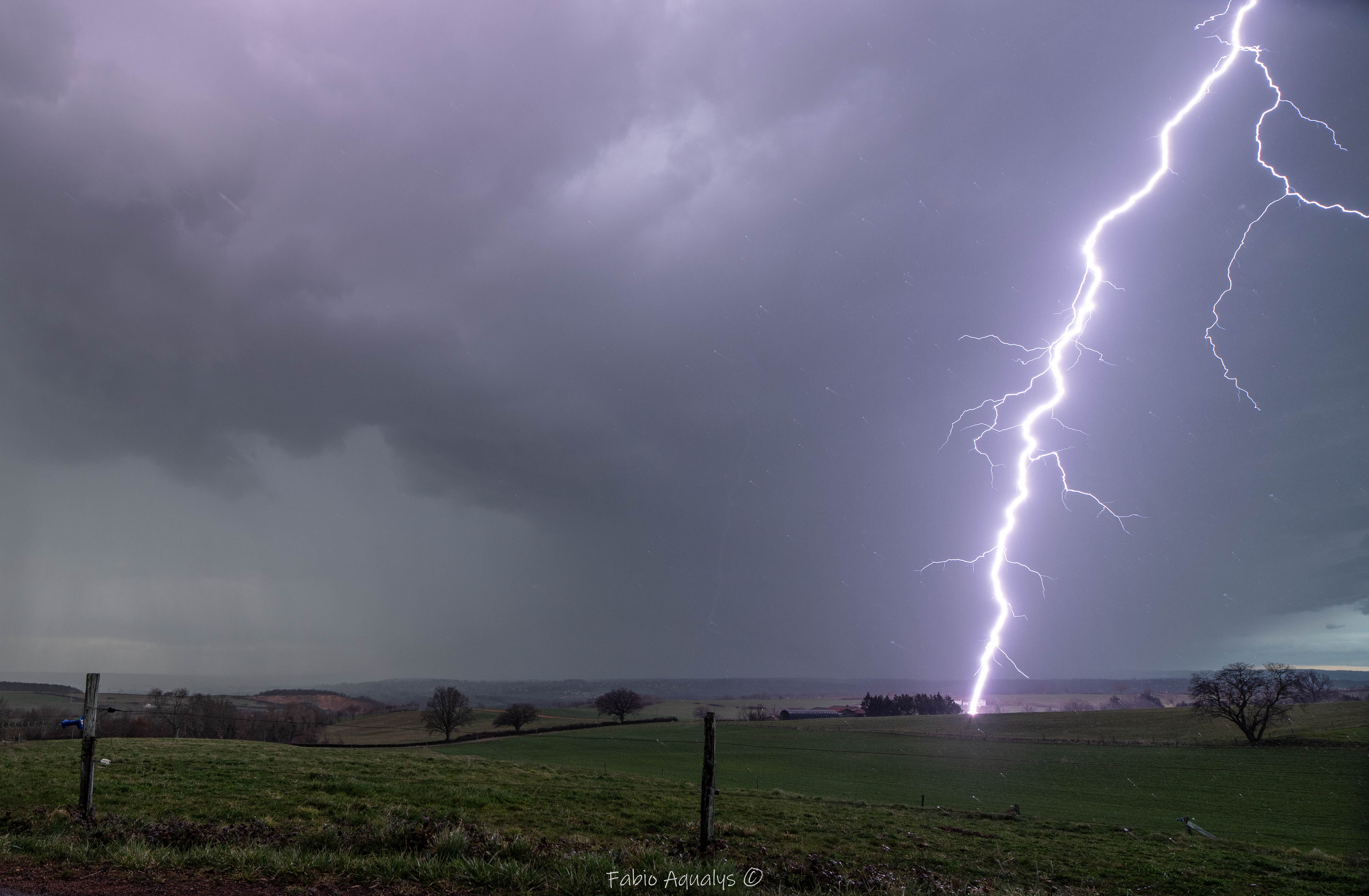 Orages en fin de journée sur le nord de la Loire près de Roanne, coup de foudre très proche à environ 500m avec allumage et traceur sur un arbre (qu'on peut apercevoir en zoomant le point d'impact). - 13/03/2023 18:00 - Fabio Aqualys