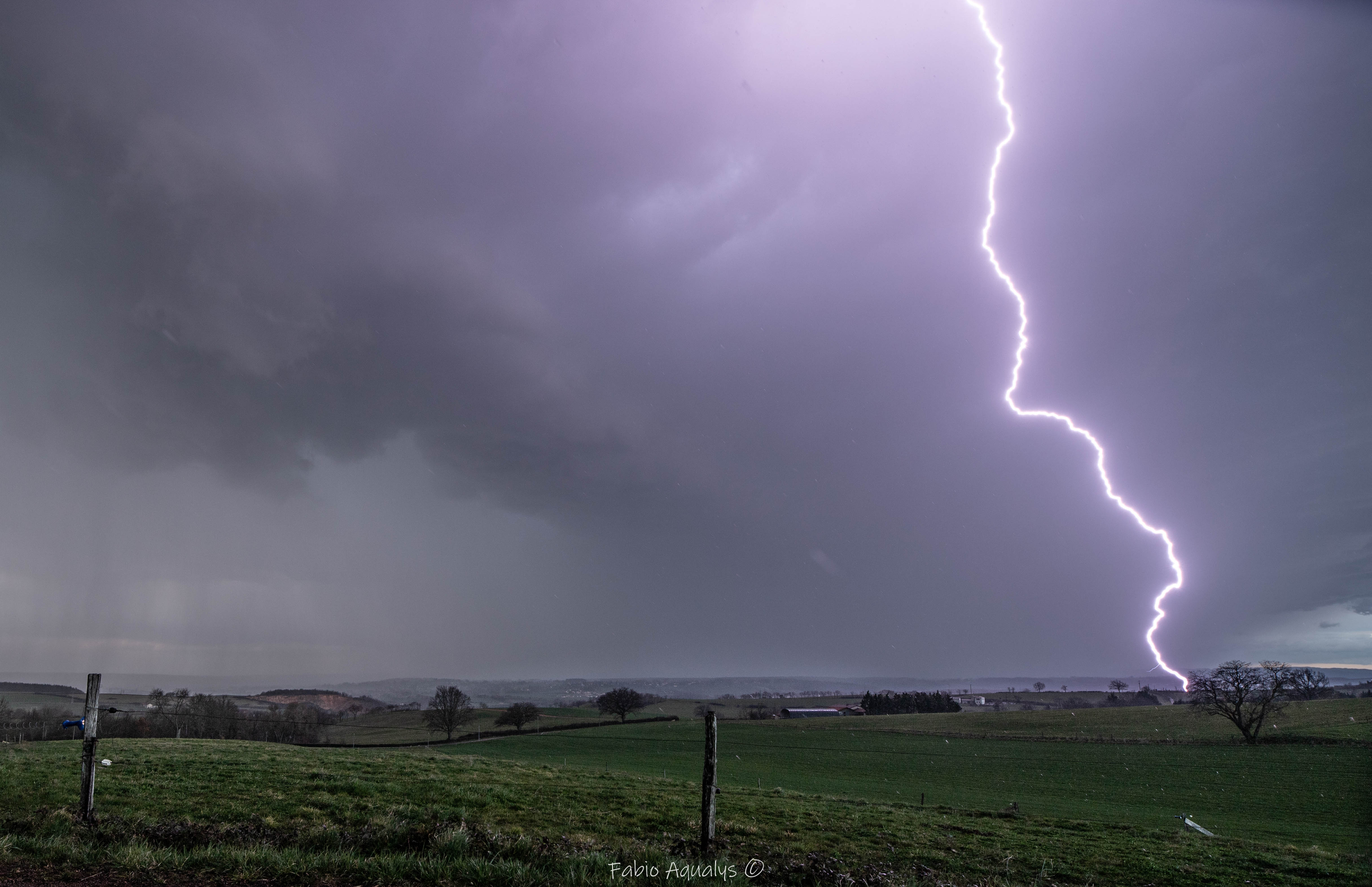 Orages en fin de journée sur le nord de la Loire près de Roanne, coup de foudre proche. - 13/03/2023 18:00 - Fabio Aqualys