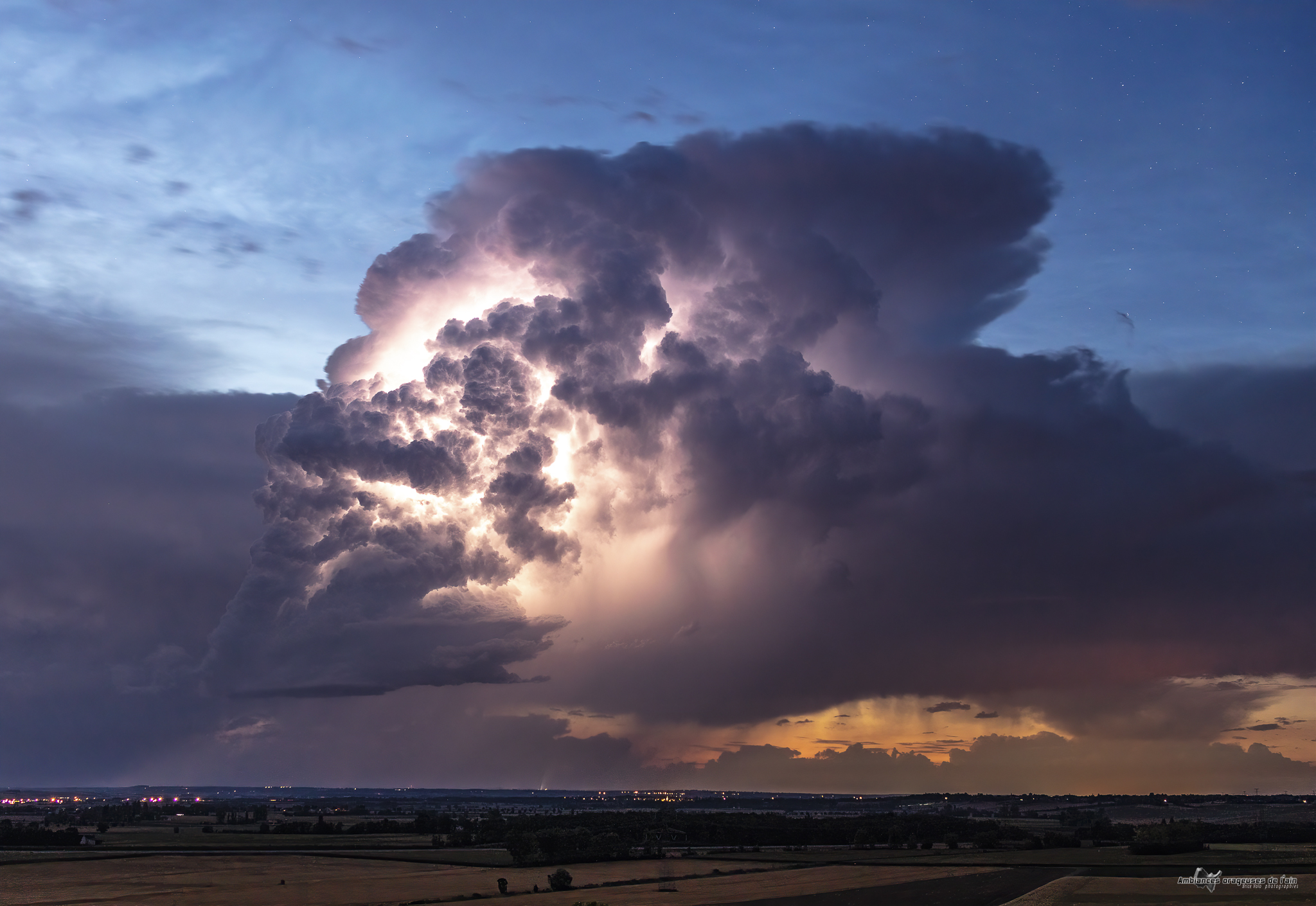 orage en formation dans l'allier - 14/08/2023 21:43 - brice volo