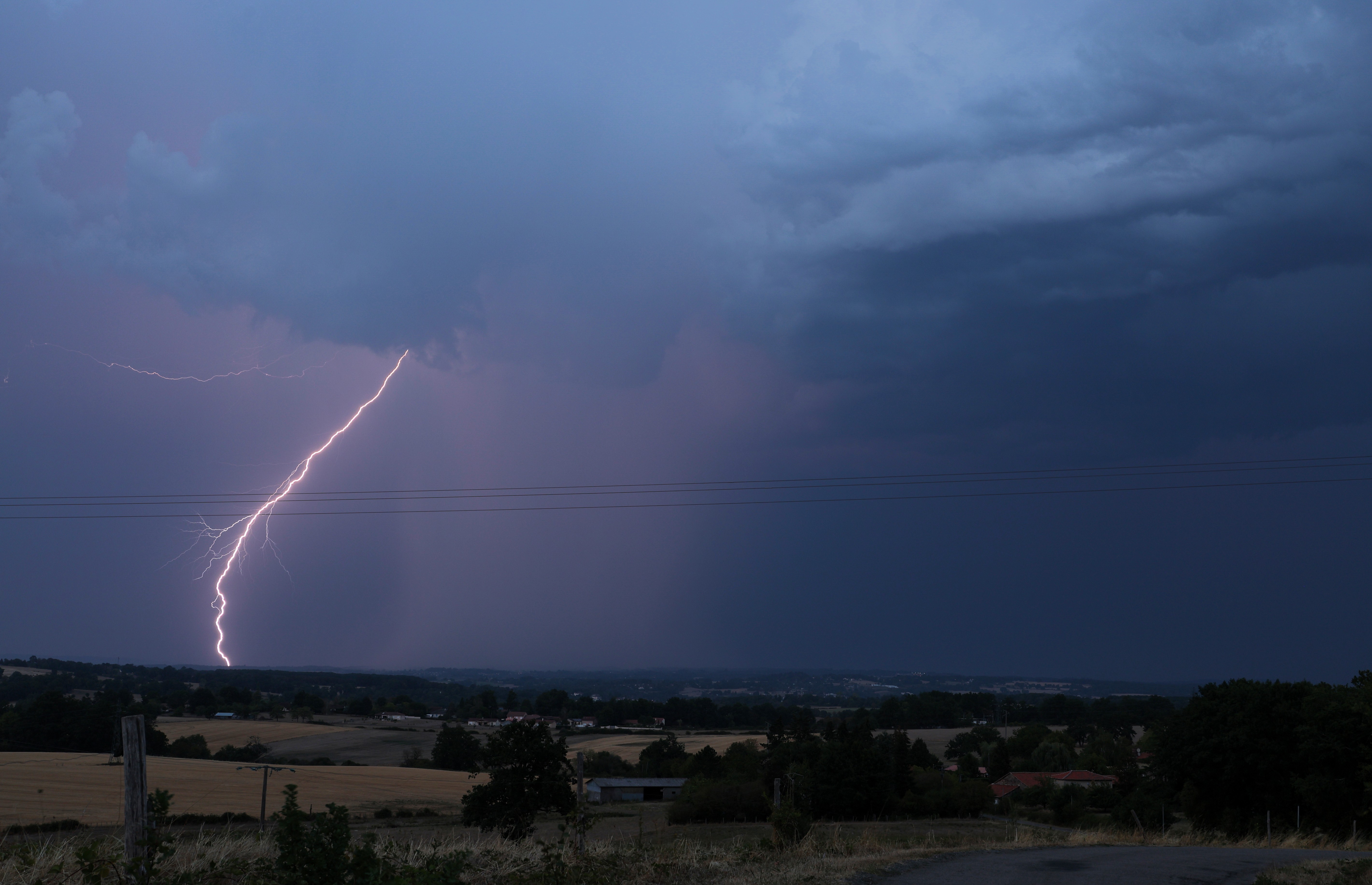 Orage pris sur les hauteurs de St martin le vieux direction Nord. Orage électrique et plutôt stationnaire. - 14/08/2026 20:10 - yoann jallageas