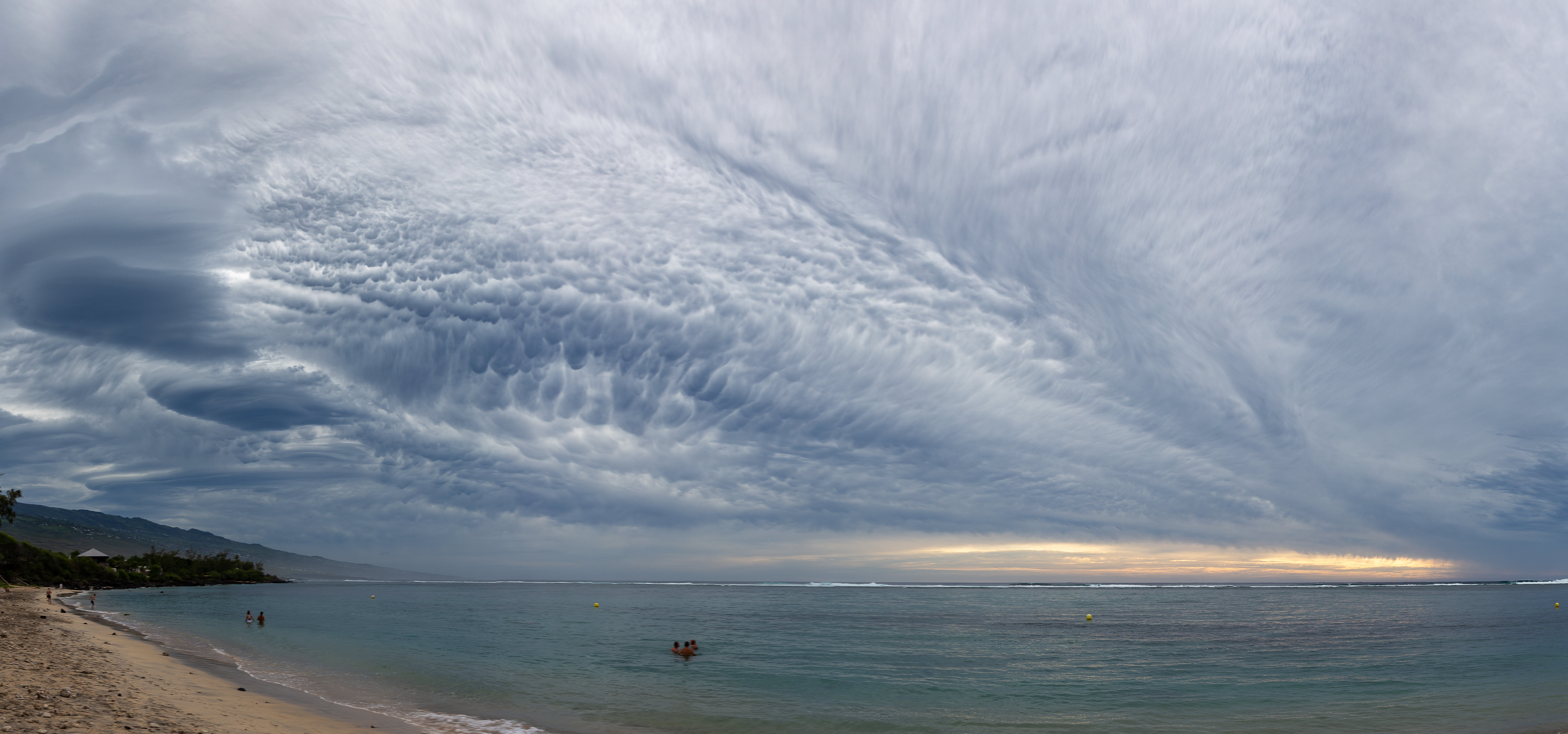 Vue depuis la plage de Trou d'Eau près de la Saline les Bains des nuages avant le passage de Belal en janvier 2024 - 14/01/2024 15:48 - denis brothier
