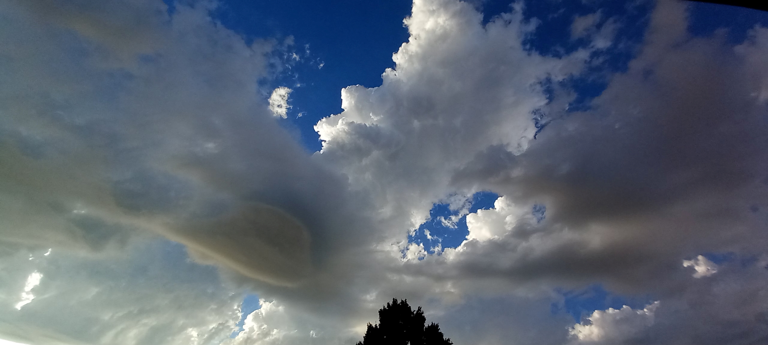 Mesocyclone de petite dimension au dessus d'Arcachon. File vers le NE - 14/07/2023 20:35 - Mathieu Taillade