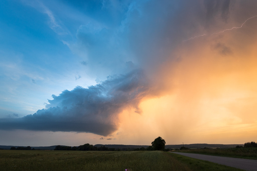 #Supercellule #LP à l'heure bleue dans la région de Cheppy. - 14/06/2025 21:32 - Jérémy L Au plus près des orages