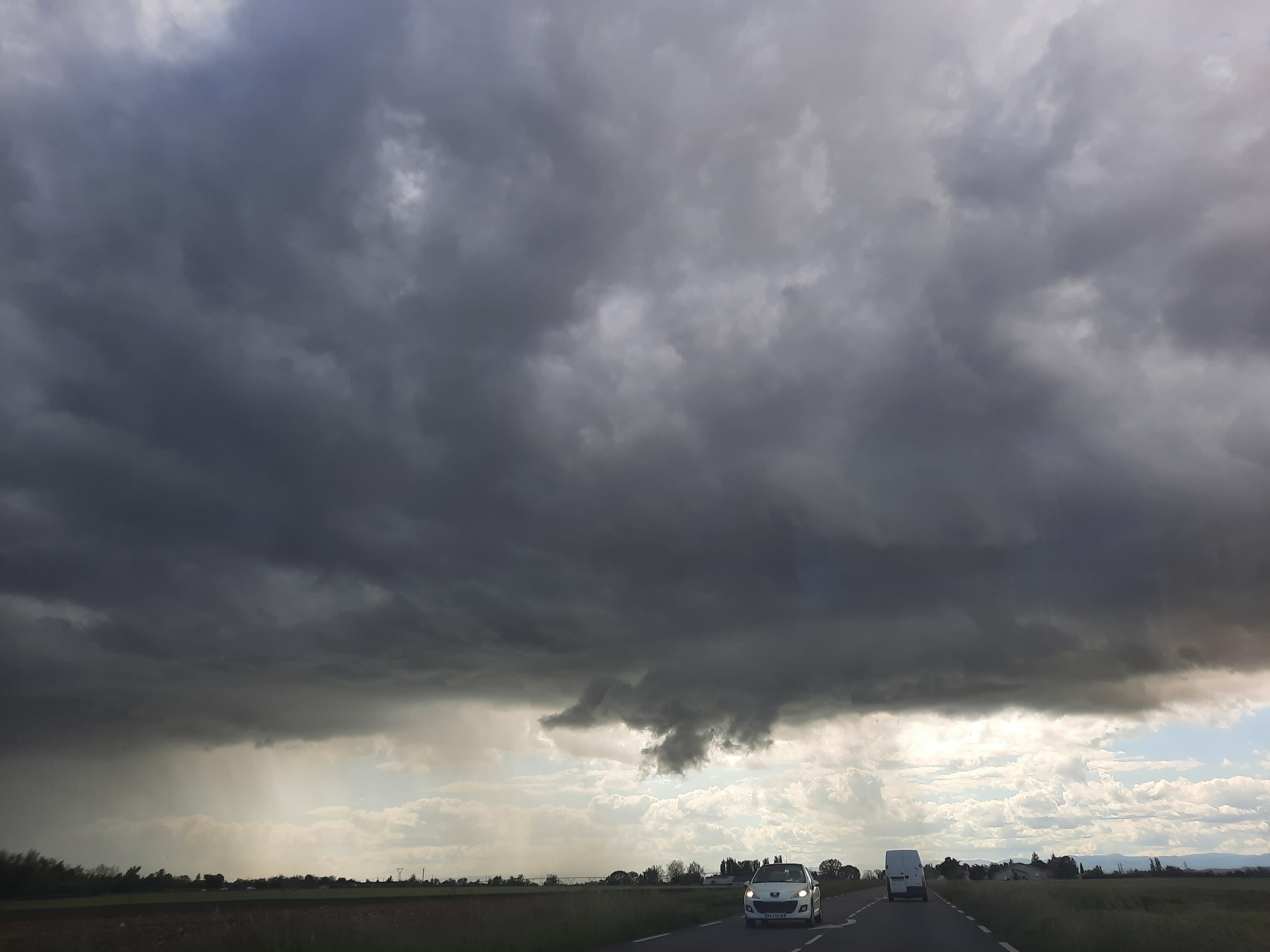 Orage accompagner de grêle intense au nord de Valence. La structure laisse même penser à une amorce de supercellue. - 14/05/2021 16:30 - Kilian SPUNTON