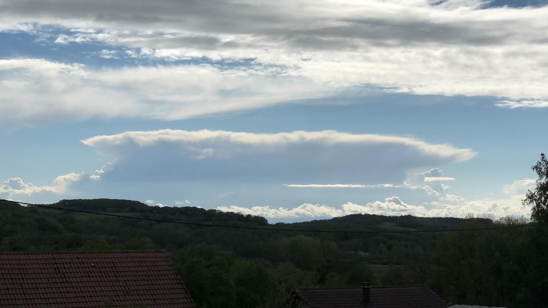 Bonjour, 

??Je pense que la Tornade qui a touché Chevigny-Saint-Sauveur hier? près de Dijon (21), venait de cette cellule à 99%.
Je l’ai photographié depuis chez moi en Haute Saône ???(70), (vue ouest-sud-ouest) elle était à environ 140 kms de ma position et je me souviens m’être fait la réflexion, il est plus de 17h30, dommage... .

#CouvreFeu....... - 14/05/2021 17:30 - TANGUY TAFFIN