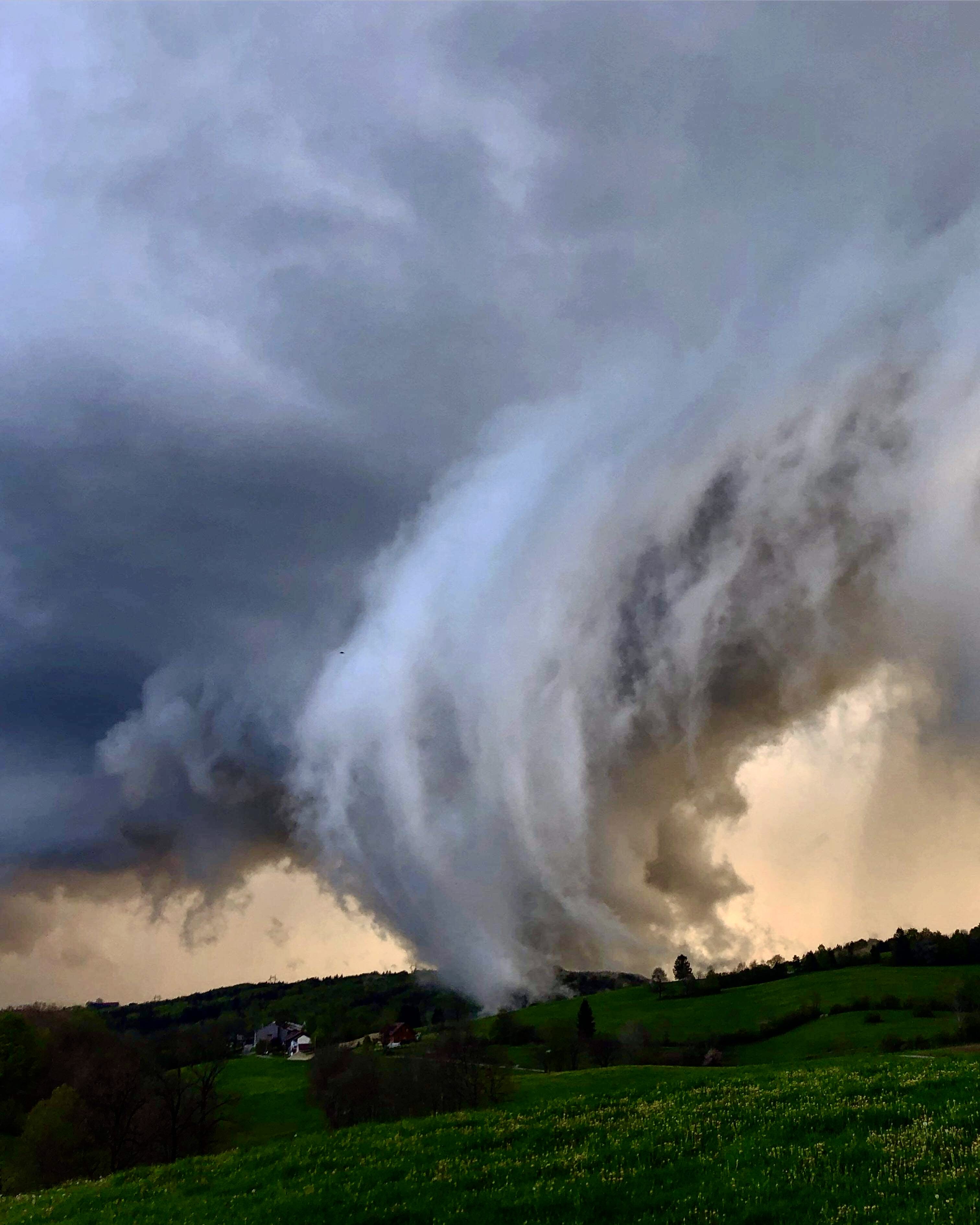 Énorme fractus capturé ce Vendredi 14 Mai 2021 à Longchaumois sur les hauteurs du Jura et au passage d’une forte averse... Non loin des Rousses (39) - 14/05/2021 20:07 -  Météo Franc-Comtoise