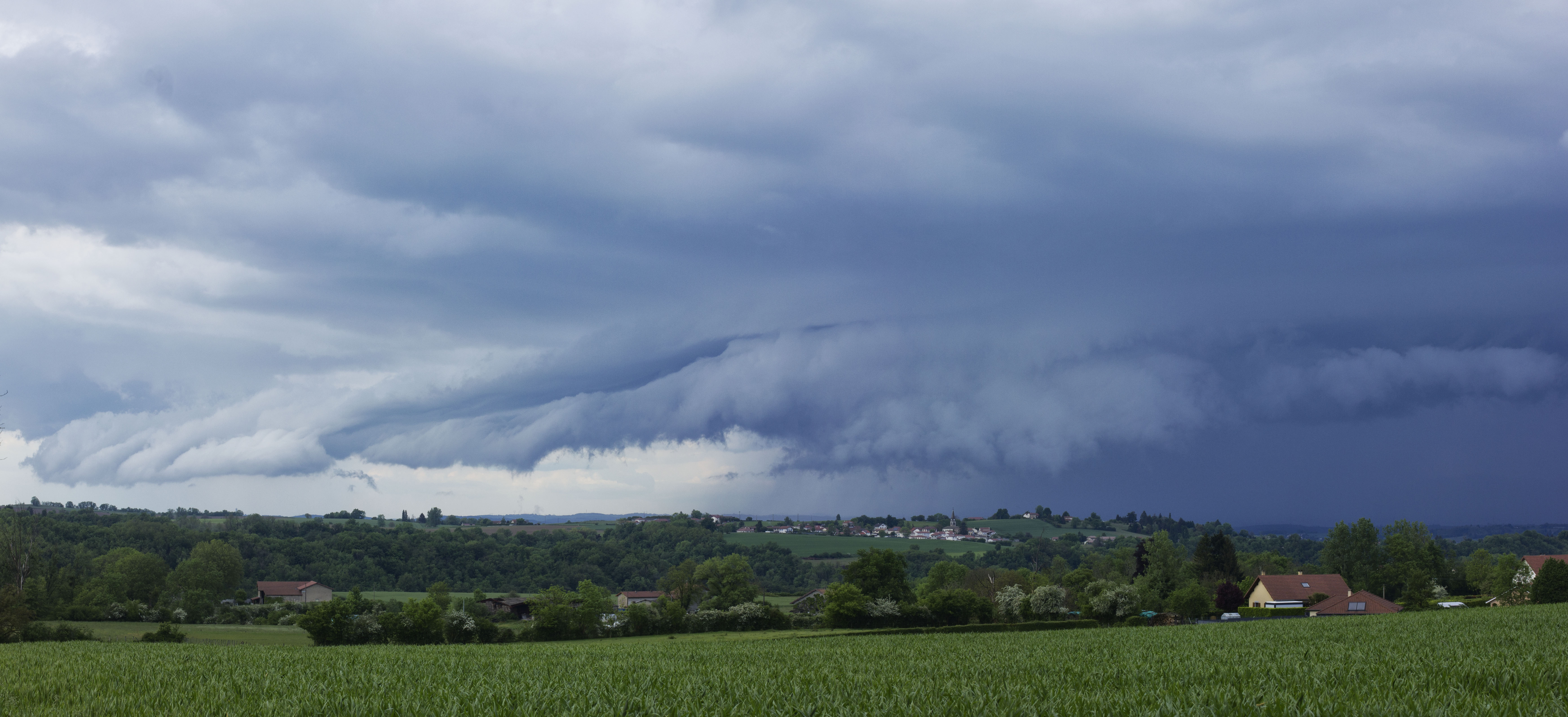 Arcus en formation du coté de Bourgoin Jallieu  en Isère ce dimanche après midi - 14/05/2023 17:30 - frederic sanchis