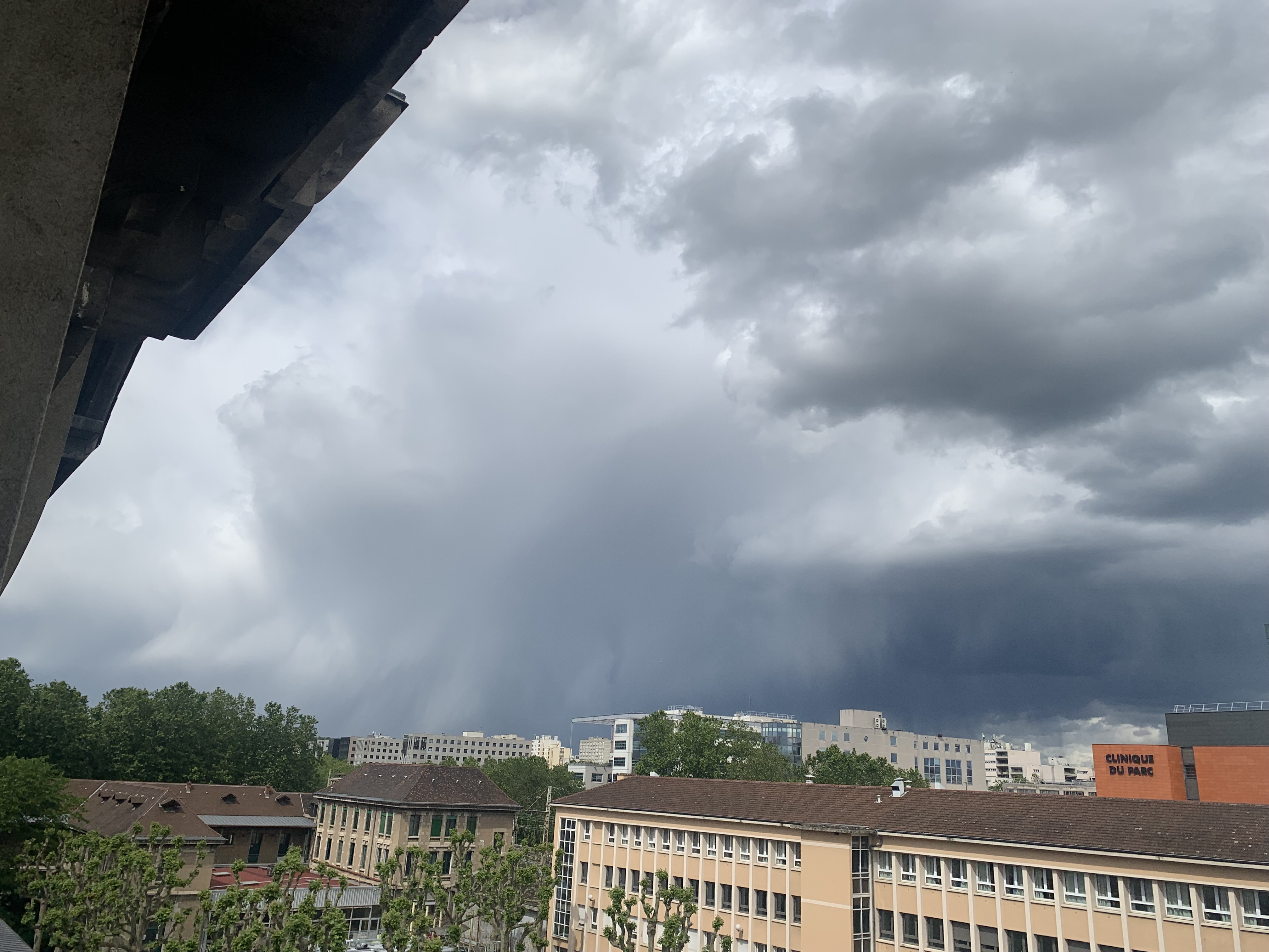 Petit orage passant sur Lyon - 14/05/2026 16:00 - Gabriel Noir