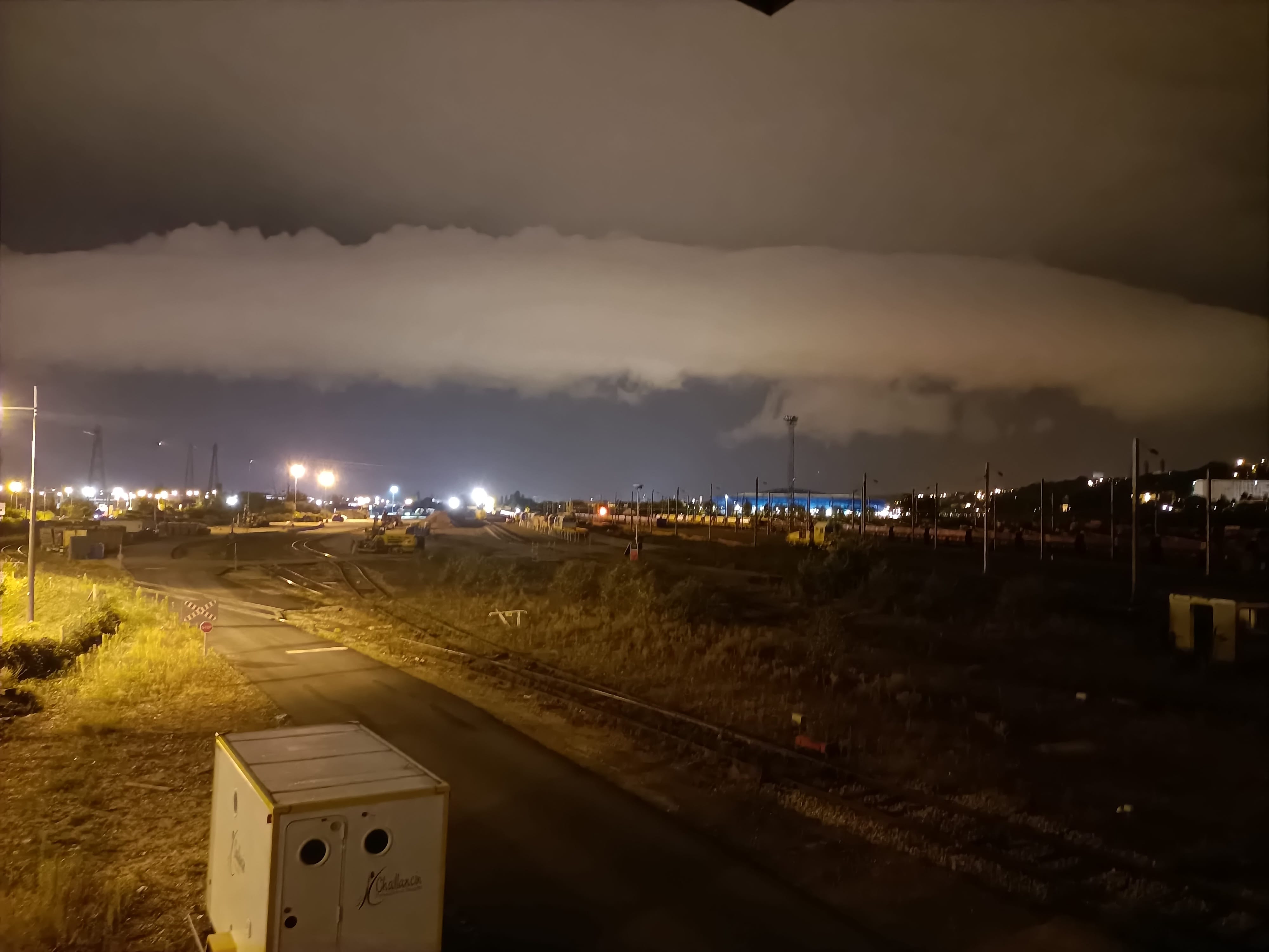 Arcus issue d'une cellule orageuse au dessus du Calvados arrivant sur la cité portuaire du Havre - 14/09/2021 05:45 - Yves MENETRIER