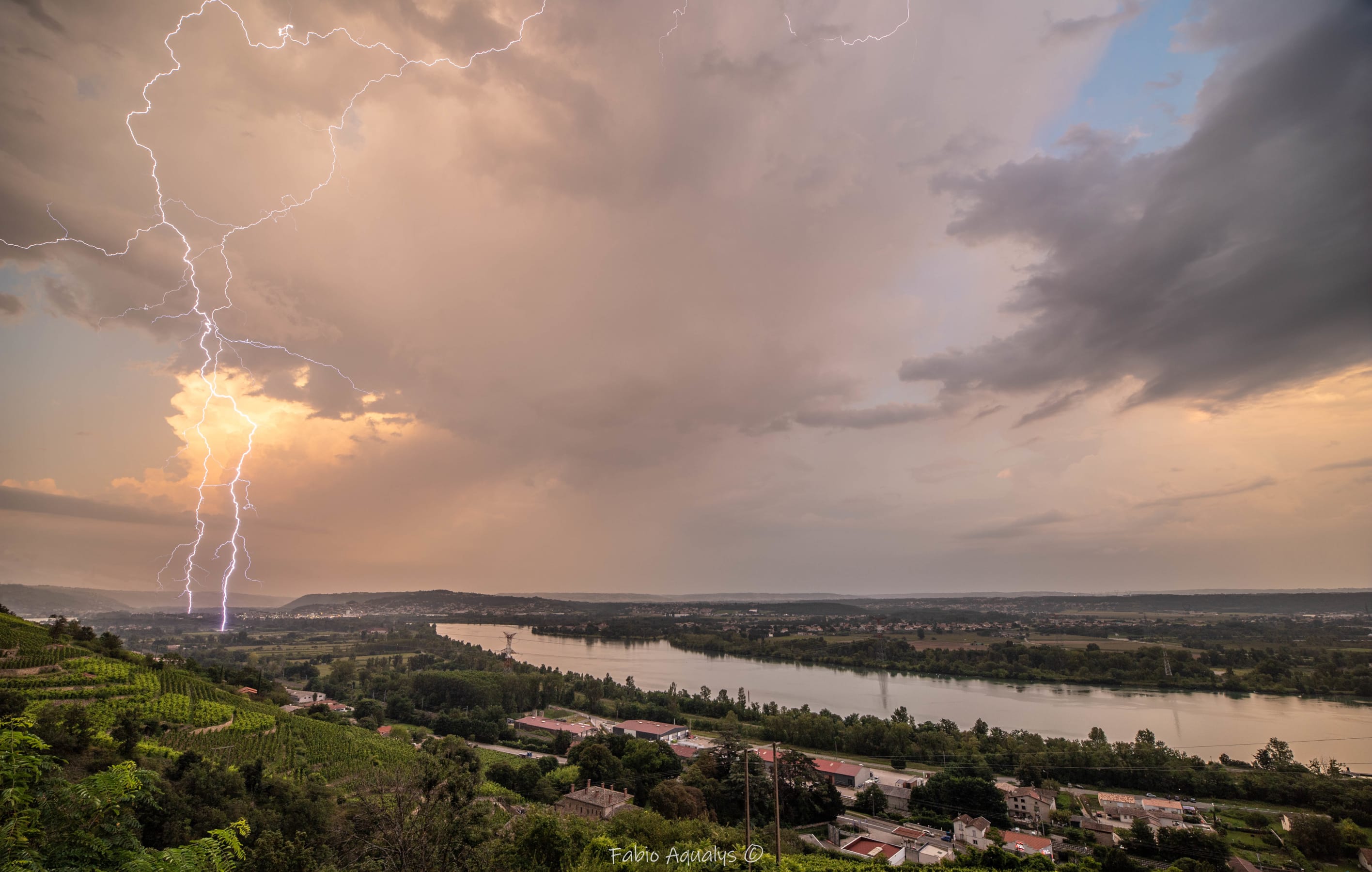 Depuis Chavanay (42), une petite cellule avec peu de précipitation donnera seulement 2 ou 3 intra-nuageux et ce double impacts entre Condrieu et Chavanay ! Puis plus rien... Mais peu après les orages explosent sur le Rhôdanien donnant pas mal d'impacts visibles et une pile électrique sur l'Isère. - 15/08/2021 20:45 - Fabio Aqualys