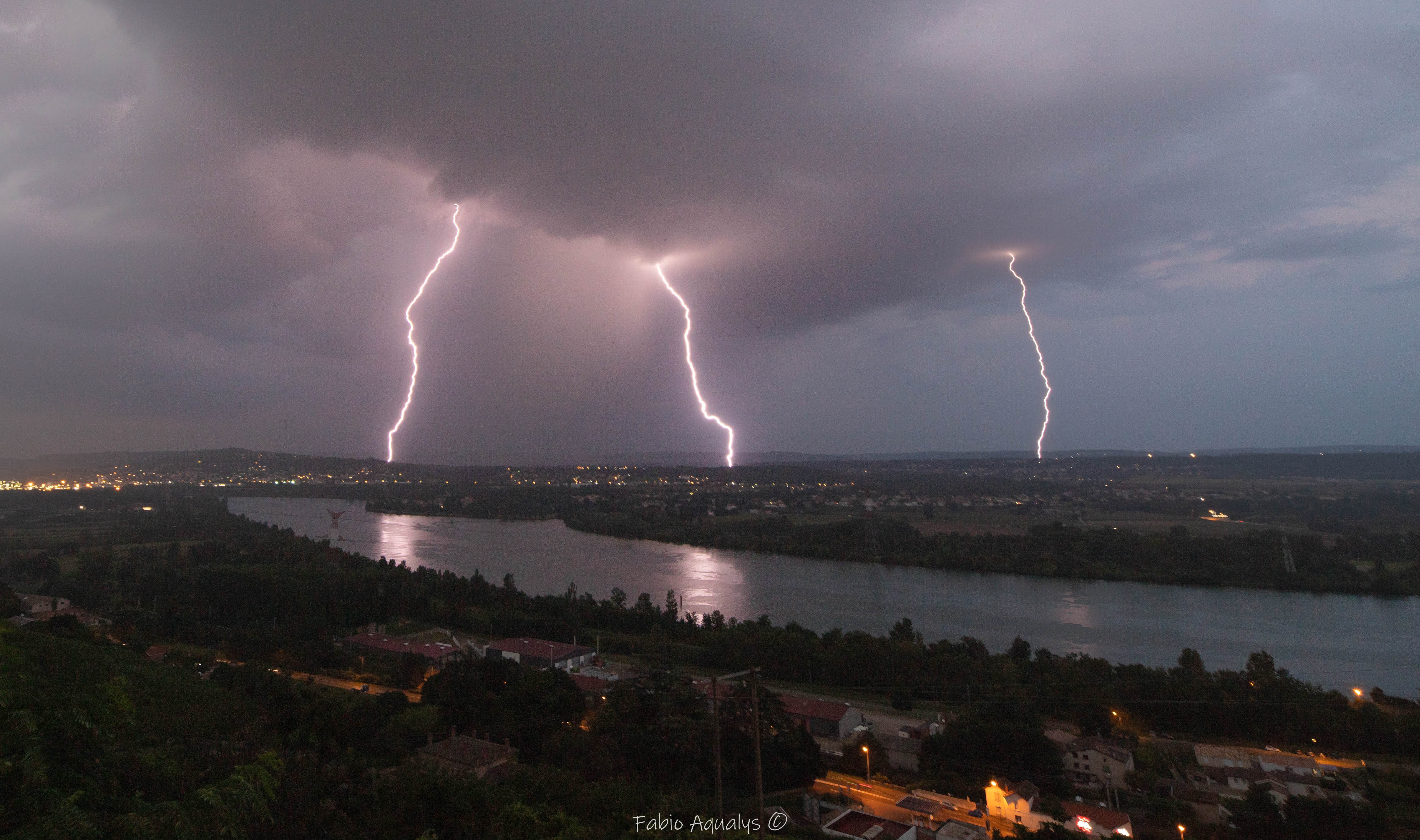 Depuis Chavanay (42) les orages explosent sur le Rhôdanien donnant pas mal d'impacts visibles et une pile électrique sur l'Isère. - 15/08/2021 21:00 - Fabio Aqualys