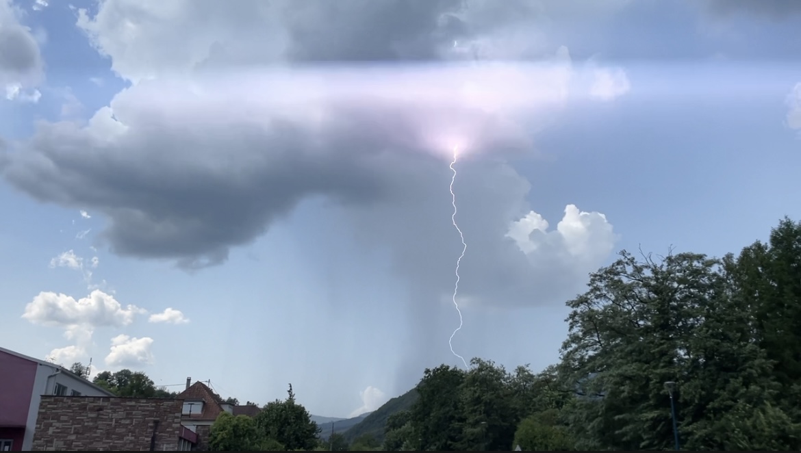 Bel impact de foudre lors d’un orage orographique sur le massif des Vosges sous une chaleur écrasante et caniculaire - 15/08/2025 13:36 - Orage 67